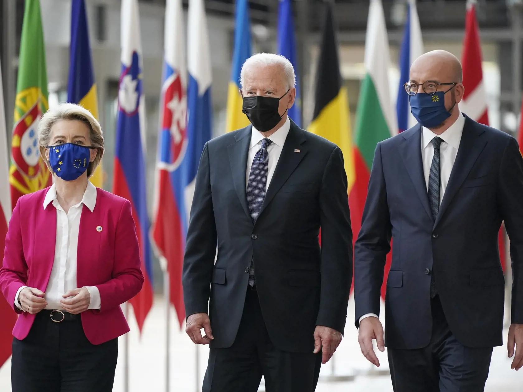 Joe Biden Ursula von der Leyenová Charles Michel