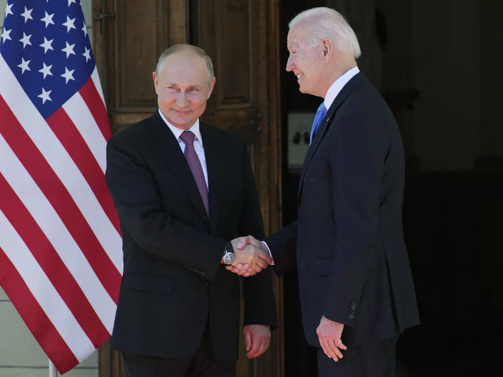 WA 25 Ženeva - Ruský prezident Vladimir Putin (vľavo) a americký prezident Joe Biden si podávajú ruky pred vilou La Grange v Ženeve v stredu 16. júna 2021.