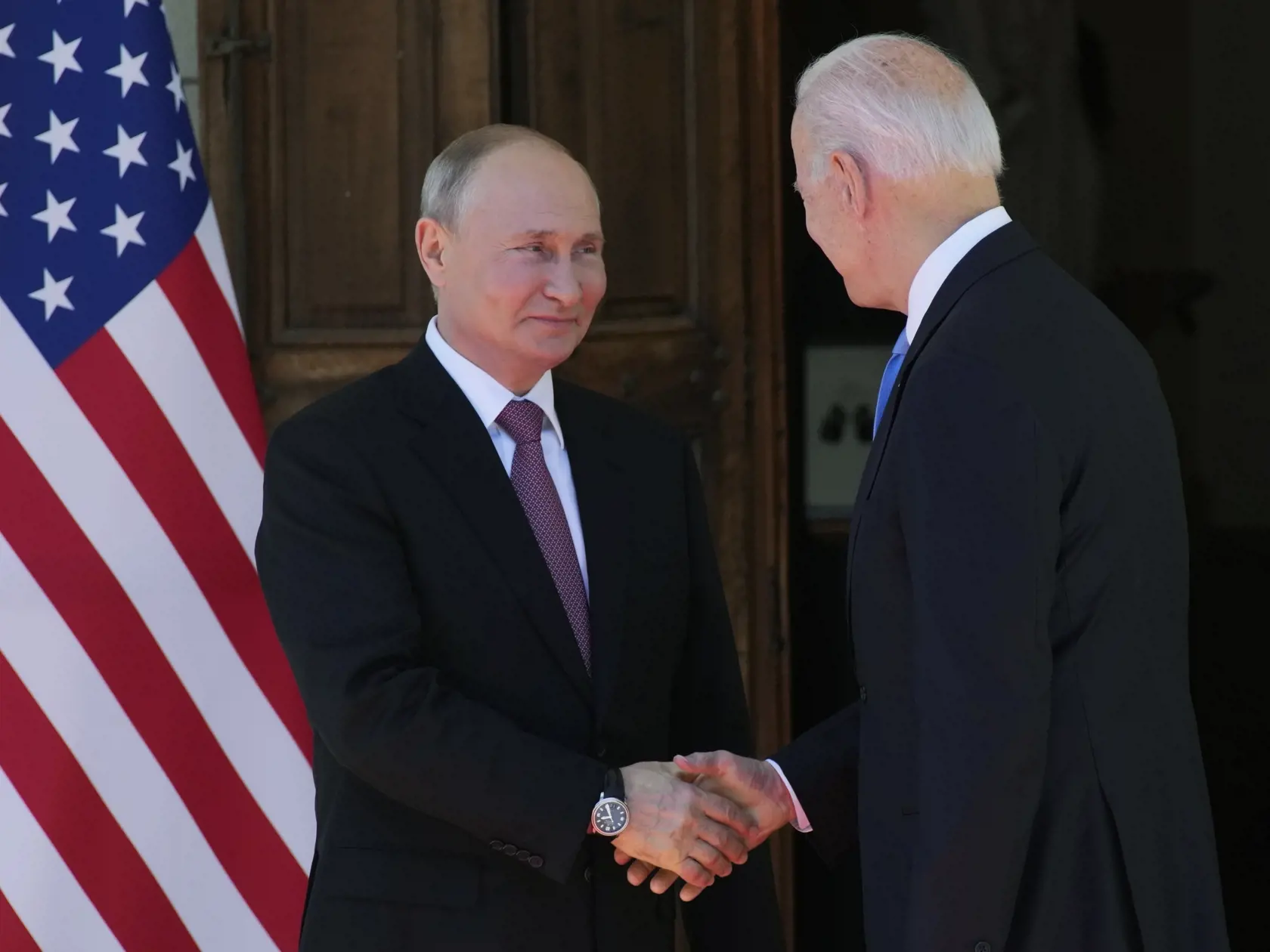 WA 26 Ženeva - Ruský prezident Vladimir Putin (vľavo) a americký prezident Joe Biden si podávajú ruky pred vilou La Grange v Ženeve v stredu 16. júna 2021. Putin pricestoval v stredu do švajčiarskej Ženevy na schôdzku so svojím americkým náprotivkom Joeom Bidenom.