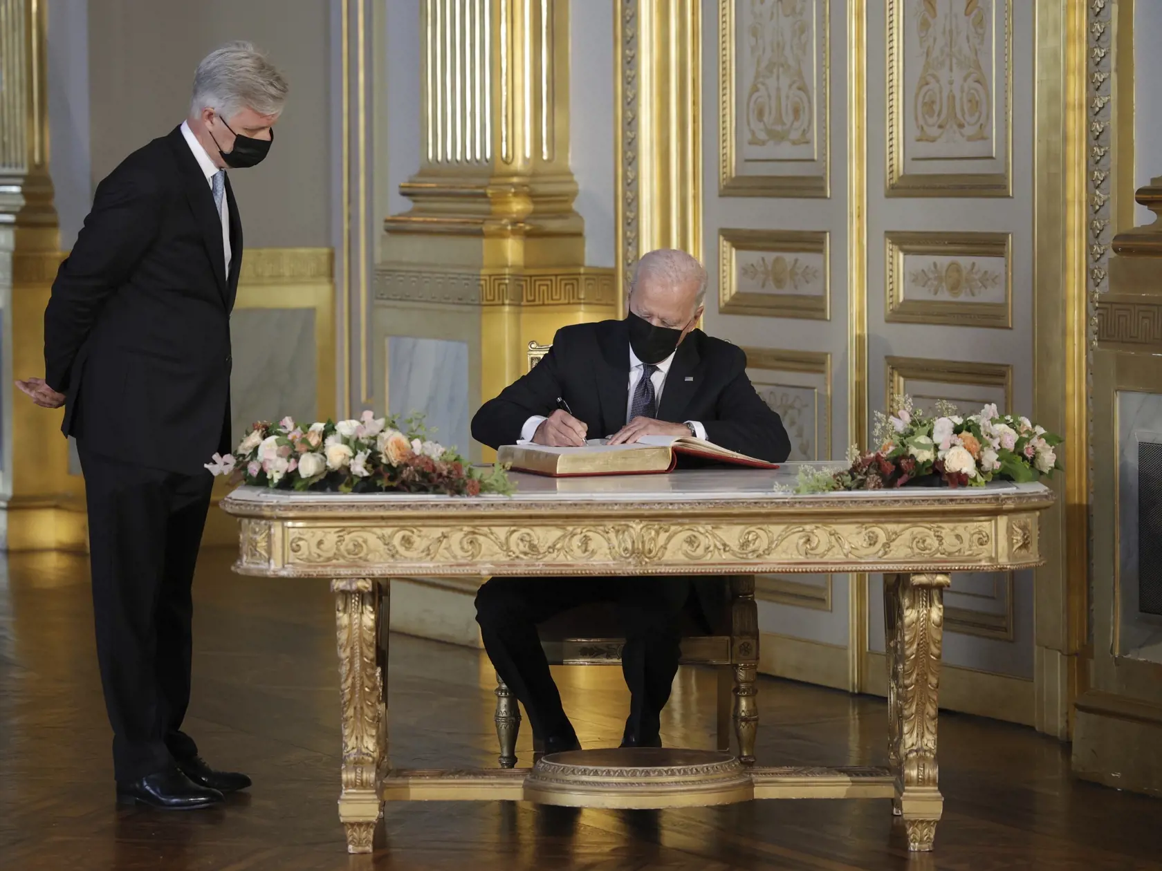 EBE 26 Brusel - Na snímke vľavo belgický kráľ Filip, vpravo americký prezident Joe Biden sa zapisuje do knihy návštev pred spoločným rokovaním v kráľovskom paláci v Bruseli 15. júna 2021.
