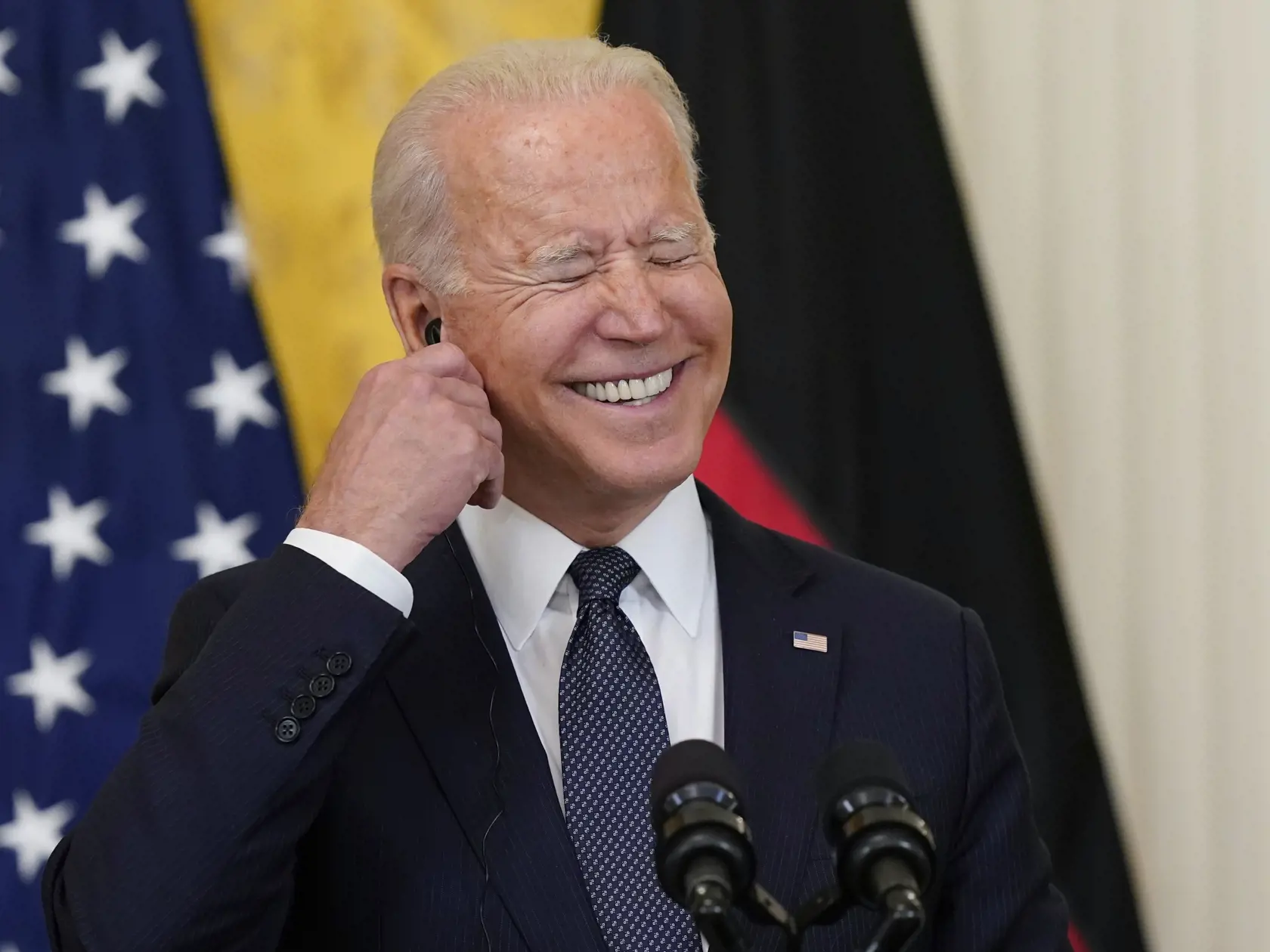 KK5 Washington - Americký prezident Joe Biden sa usmieva počas tlačovej konferencie s nemeckou kancelárkou Angelou Merekelovou v Bielom dome vo Washingtone 15. júla 2021. FOTO TASR/AP