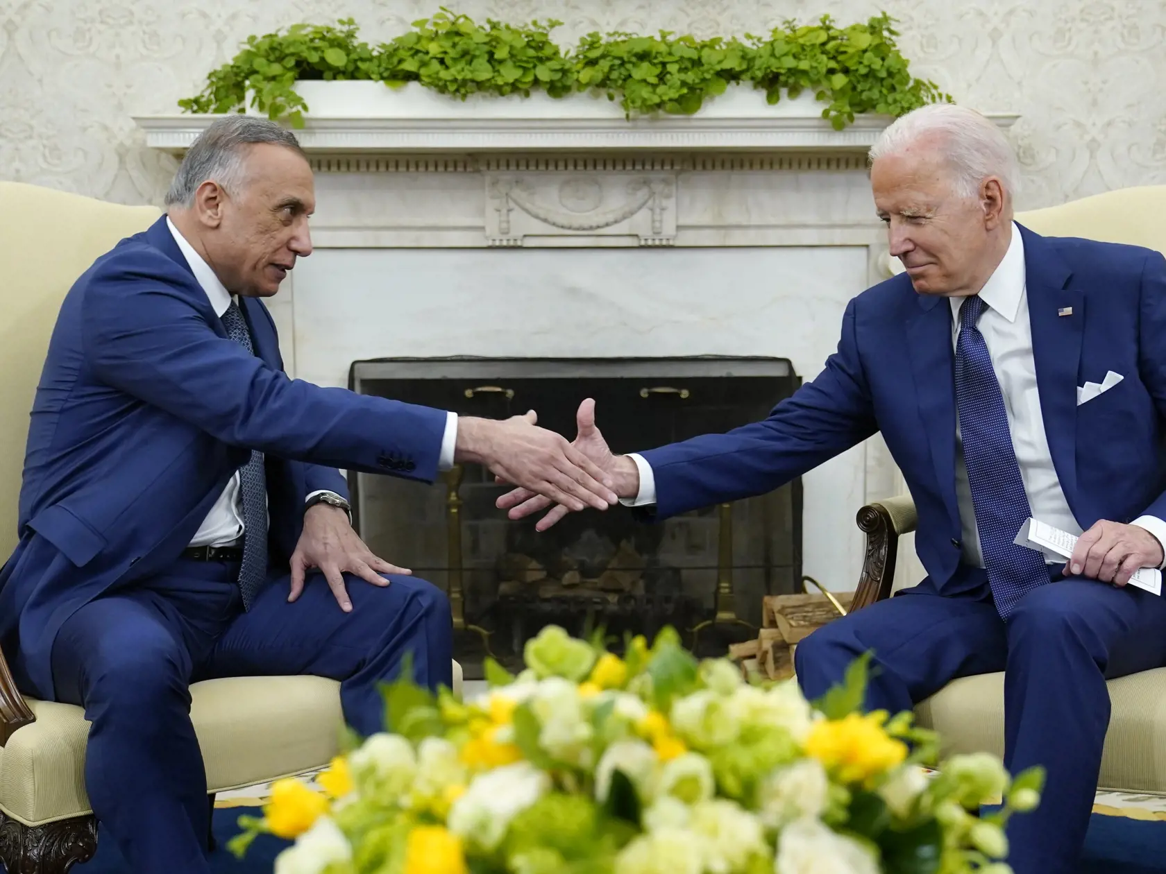 EBE 39 Washington - Na snímke vpravo americký prezident Joe Biden a vľavo iracký premér Mustafa Kázimí si podávajú ruky počas stretnutia vo Washingtone 26. júla. 2021. FOTO TASR/AP