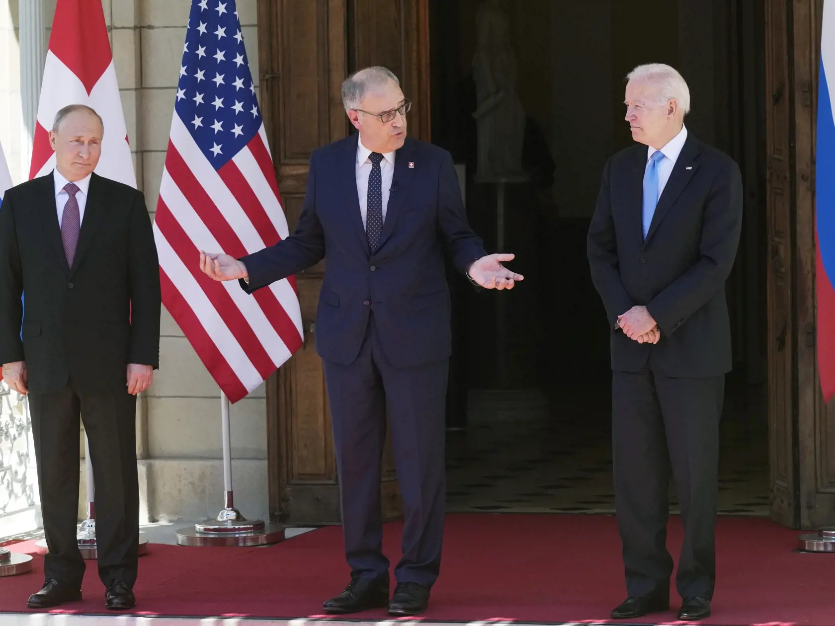 WA 37 Ženeva - Ruský prezident Vladimir Putin (vľavo), americký prezident Joe Biden (vpravo) a švajčiarsky prezident Guy Parmelin sa vítajú pred vilou La Grange v Ženeve v stredu 16. júna 2021.