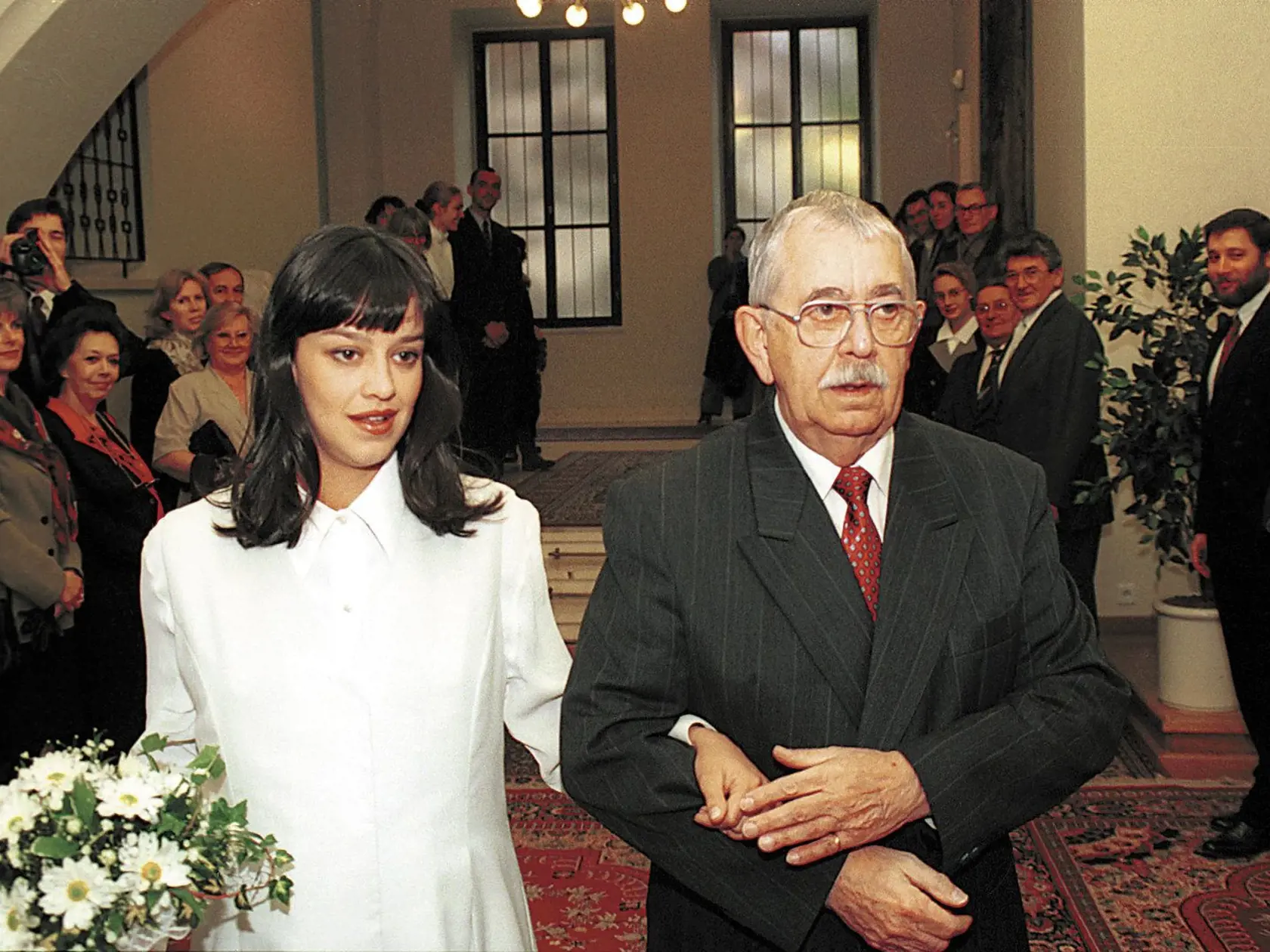 Vlastimil Brodský vede svou dceru k oltáři