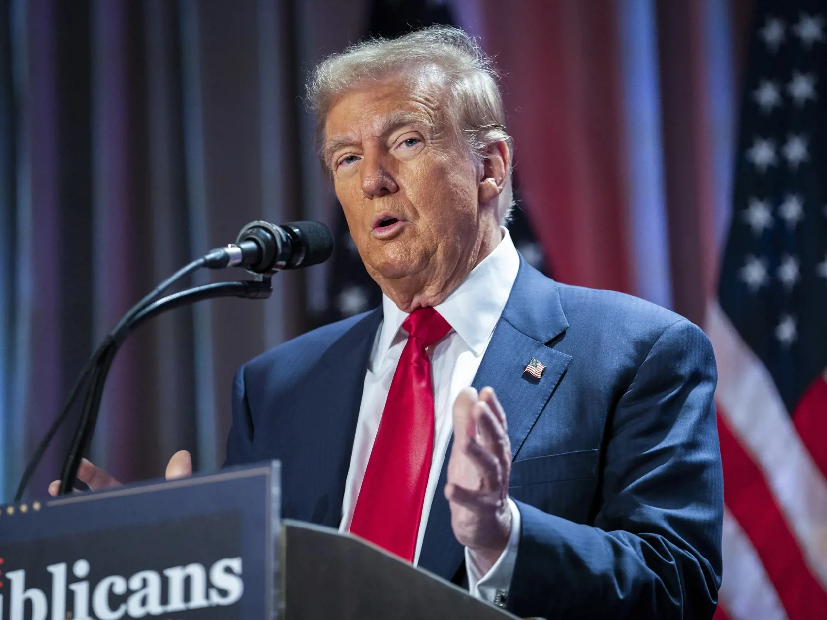 KK8 archív Washington - Na archívnej snímke z 13. novembra 2024 vo Washingtone novozvolený americký prezident Donald Trump hovorí počas stretnutia s republikánskymi kongresmanmi vo Washingtone. Tím novozvoleného amerického prezidenta Donalda Trumpa podpísal v utorok s administratívou dosluhujúceho prezidenta Joea Bidena tzv. dohodu o porozumení, ktorá mu umožní oficiálne začať proces prevzatia moci. FOTO TASR/AP
FILE - President-elect Donald Trump speaks during a meeting with the House GOP conference, Nov. 13, 2024, in Washington. (Allison Robbert/Pool via AP, File)