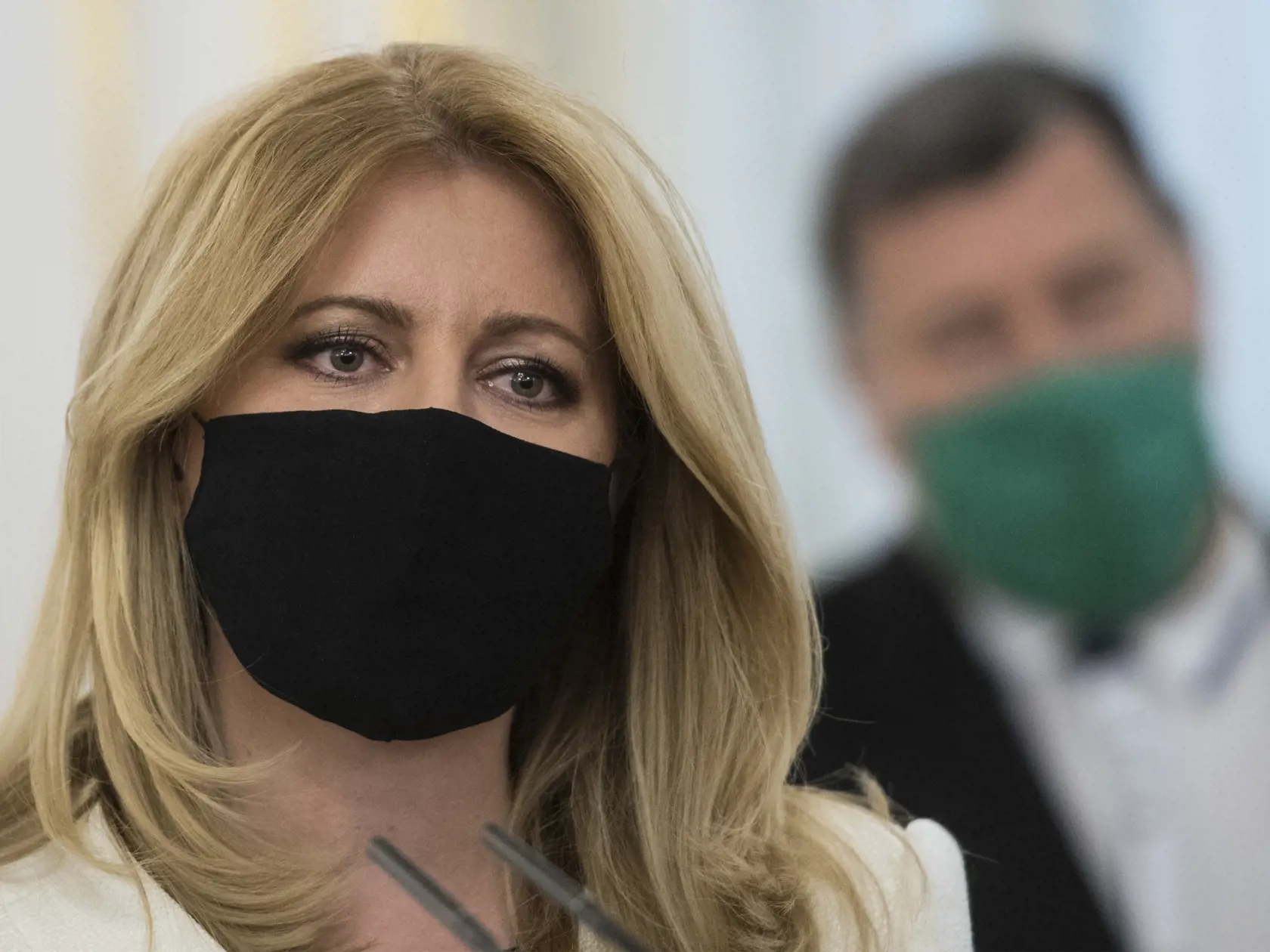 V Prezidentskom paláci sa uskutočnila tlačová konferencia prezidentky SR Zuzany Čaputovej po rokovaní s expertmi v súvislosti s aktuálnou  pandemickou situáciou a celoplošným testovaním. Na snímke prezidentka SR Zuzana Čapútová (vľavo) a Vladimír Krčméry (vpravo), onkológ, infektológ a tropický lekár, prednosta Mikrobiologického ústavu Lekárskej fakulty (LK) Univerzity Komenského (UK) a rektor Vysokej  školy sv. Alžbety v Prezidentskom paláci v piatok  27. októbra 2020 v Bratislave. FOTO TASR - 