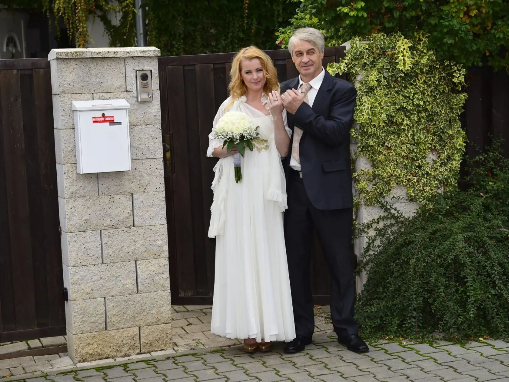 Počas pózovania s obrúčkami na rukách už mala