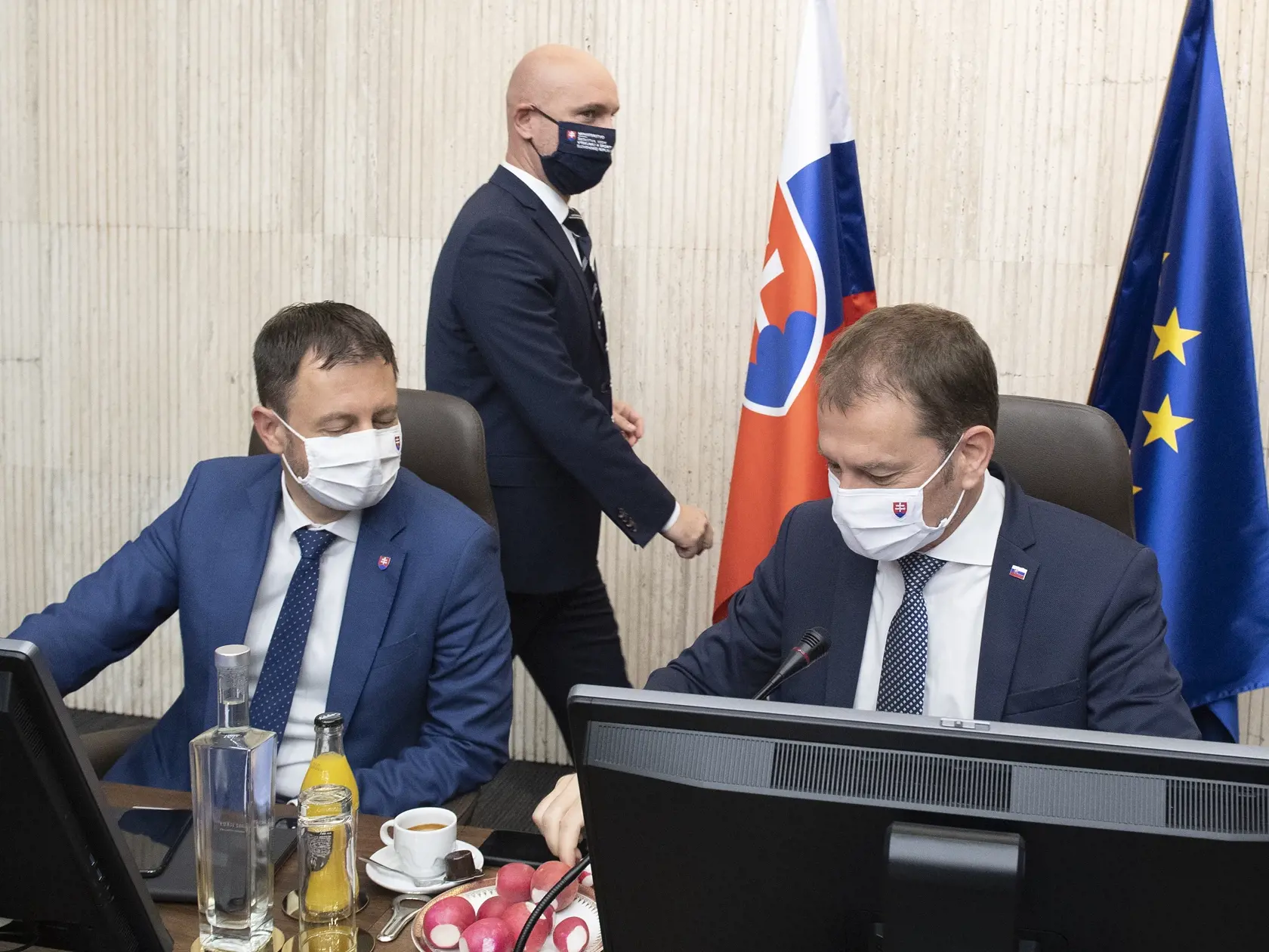 Na snímke sprava predseda vlády SR Igor Matovič (OĽaNO), podpredseda vlády a minister financií Eduard Heger (OĽaNO) a v pozadí minister školstva Branislav Gröhling (SaS) na rokovaní vlády SR v stredu 7. októbra 2020 v Bratislave. FOTO TASR - Pavel Neubauer