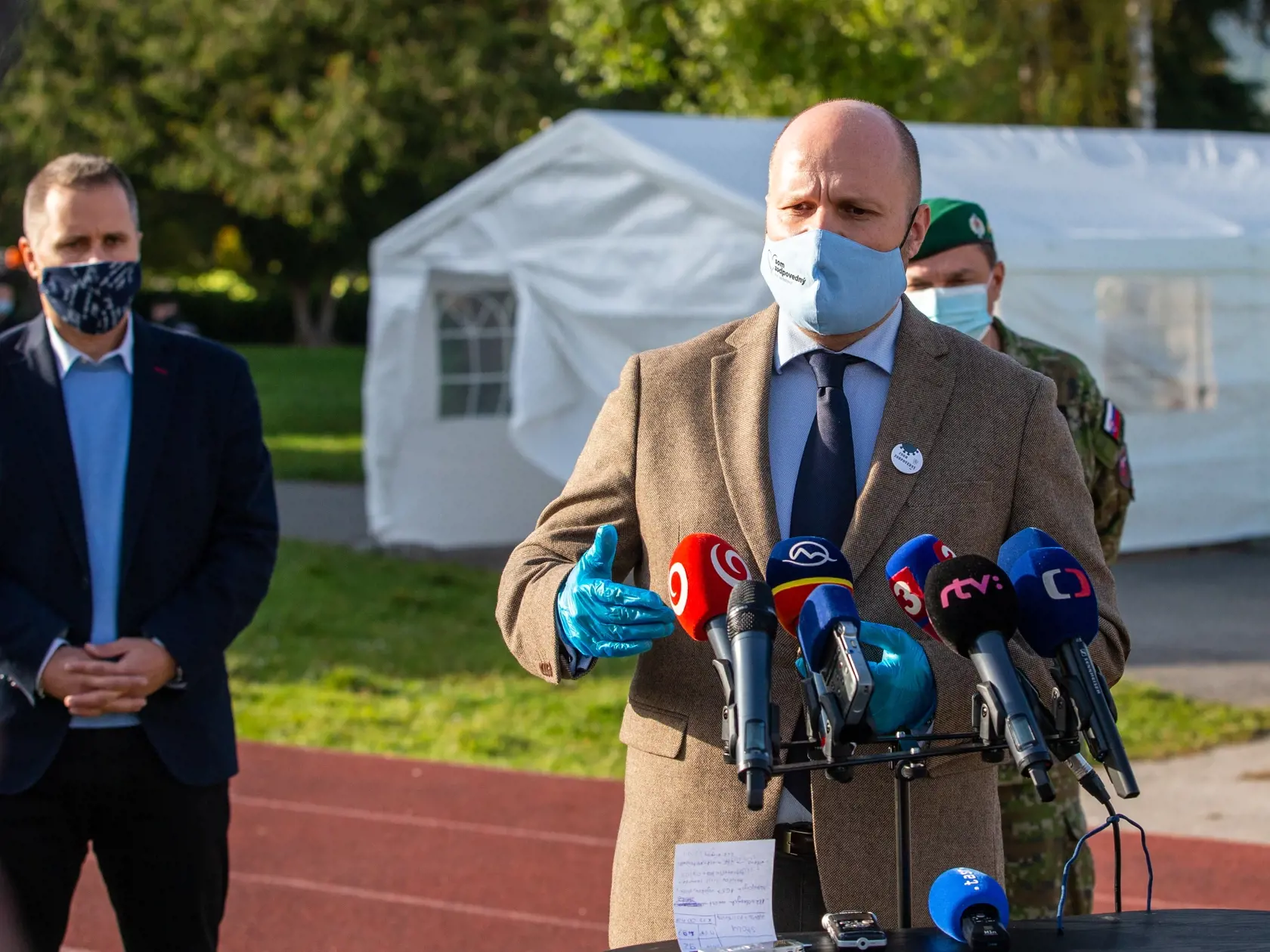 Na snímke je minister obrany Jaroslav Naď počas tlačovej konferencie k prvému dňu testovania na Orave.