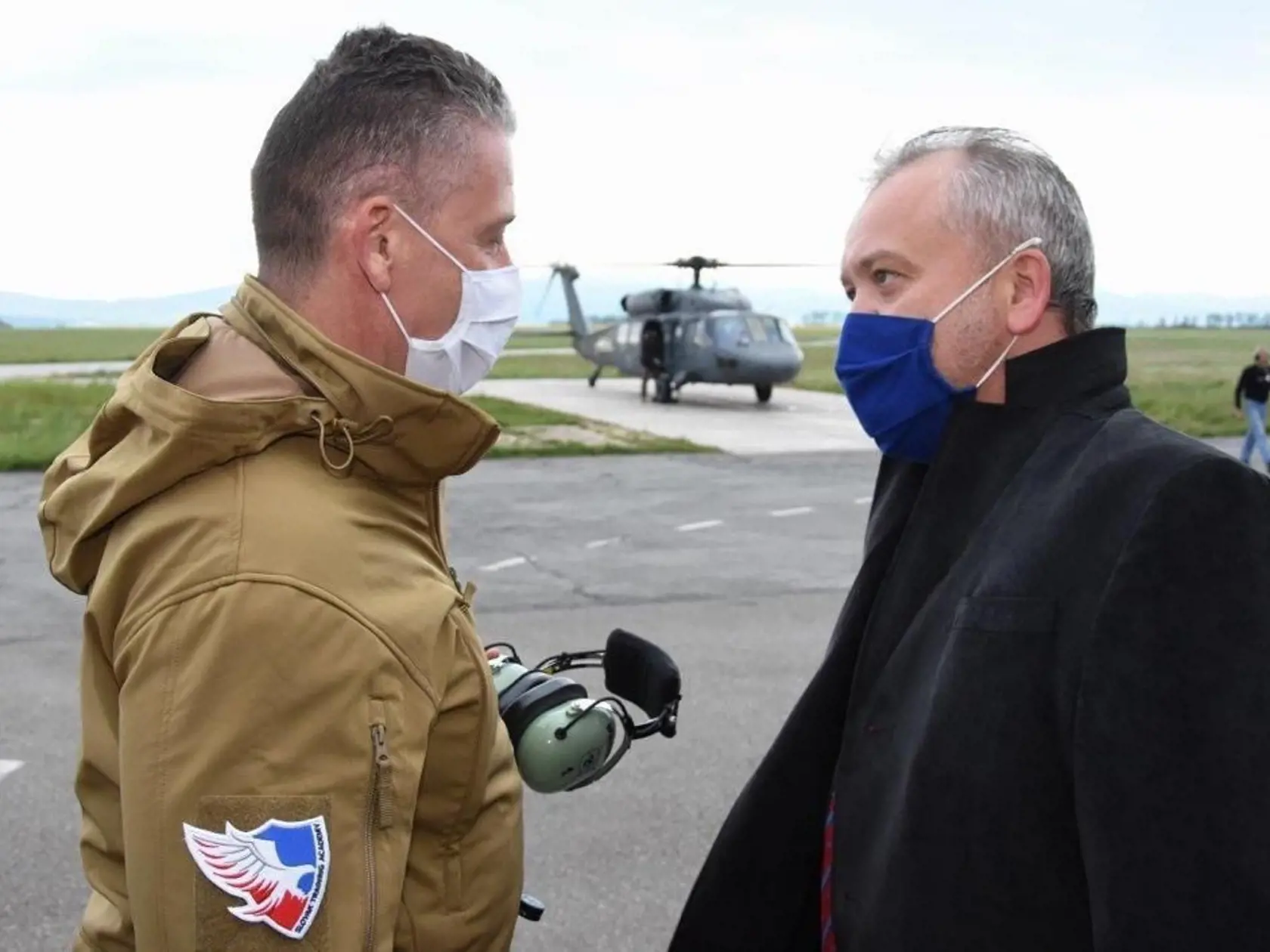 Roman Mikulec vyfasoval bundu s logom českého zbrojára na služobnej ceste v Košiciach.