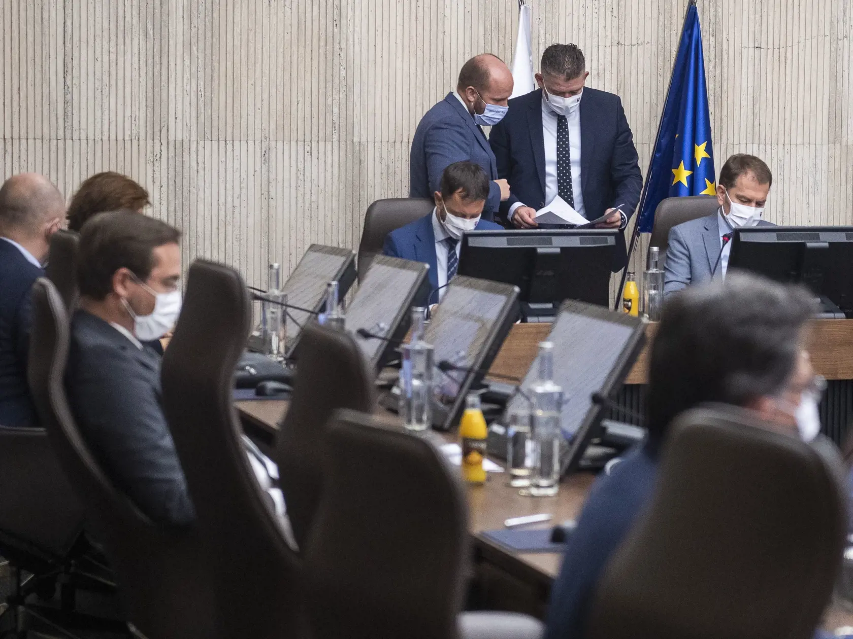 Na snímke zľava v pozadí minister financií SR Eduard Heger, minister obrany SR Jaroslav Naď, minister vnútra SR Roman Mikulec a predseda vlády SR Igor Matovič (všetci OĽaNO) počas rokovania  mimoriadnej 44. schôdze vlády SR v Bratislave v nedeľu 18. októbra 2020. FOTO TASR - Jaroslav Novák