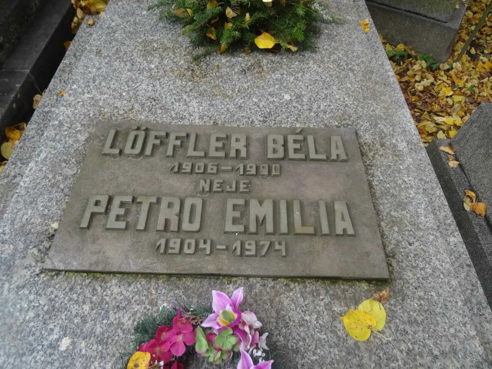 Detail náhrobnej dosky sochára Vojtecha Löfflera a jeho prvej manželky Emílie.