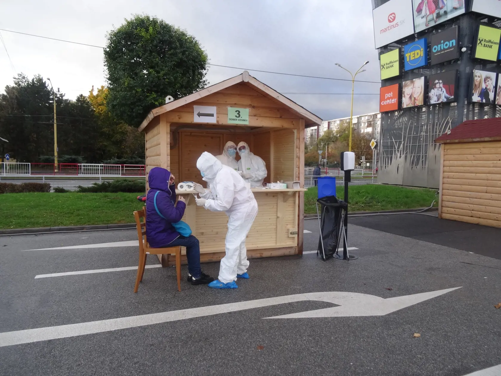 Na východe pripravili pre dnešné testovanie najväčšie drive-in odberné miesto na Slovensku. Na košickom letisku pri Aeroklube cez noc pripravili až 14 odberných stanovíšť.