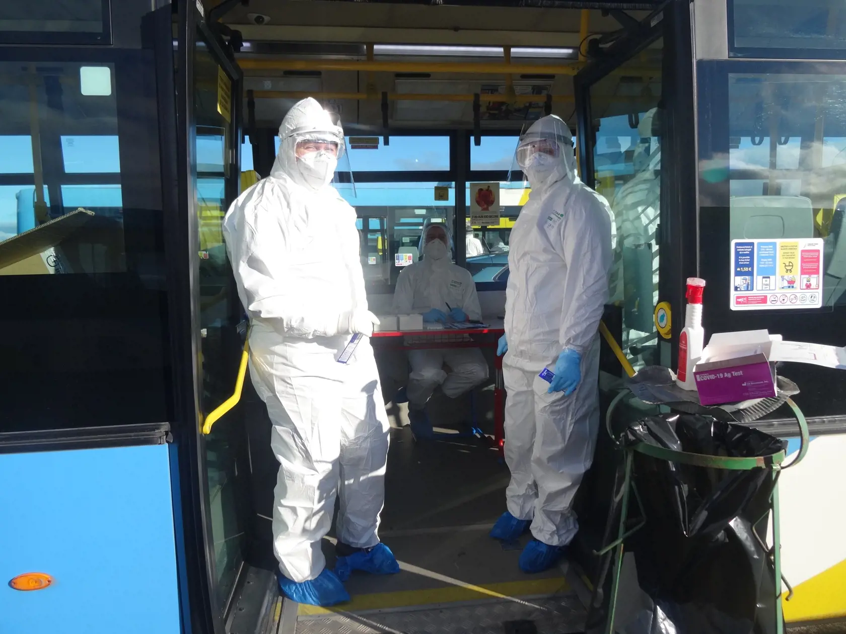 Na východe pripravili pre dnešné testovanie najväčšie drive-in odberné miesto na Slovensku. Na košickom letisku pri Aeroklube cez noc pripravili až 14 odberných stanovíšť.