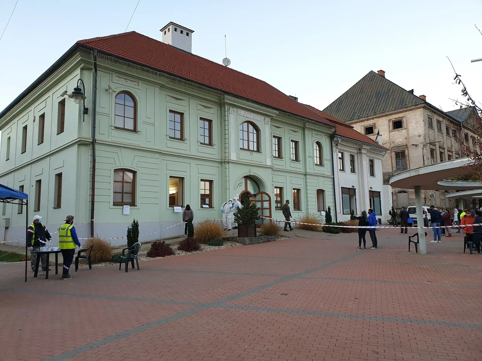 Na Slovensku sa začalo celoplošné testovanie na ochorenie COVID-19. Testovať sa bude od soboty 31. októbra do nedele 1. novembra. Vytvorených má byť viac ako 5000 odberných miest a 4901 odberných tímov. Na snímke testovanie v meste Jelšava v okrese Revúca 31. októbra 2020. EASYFOTO TASR - Branislav Caban 