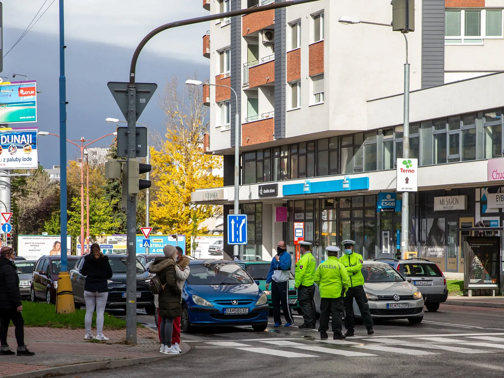Na snímke je situácia pri testovaní na ochorenie Covid-19 v budove Ružinovského miestneho úradu. 