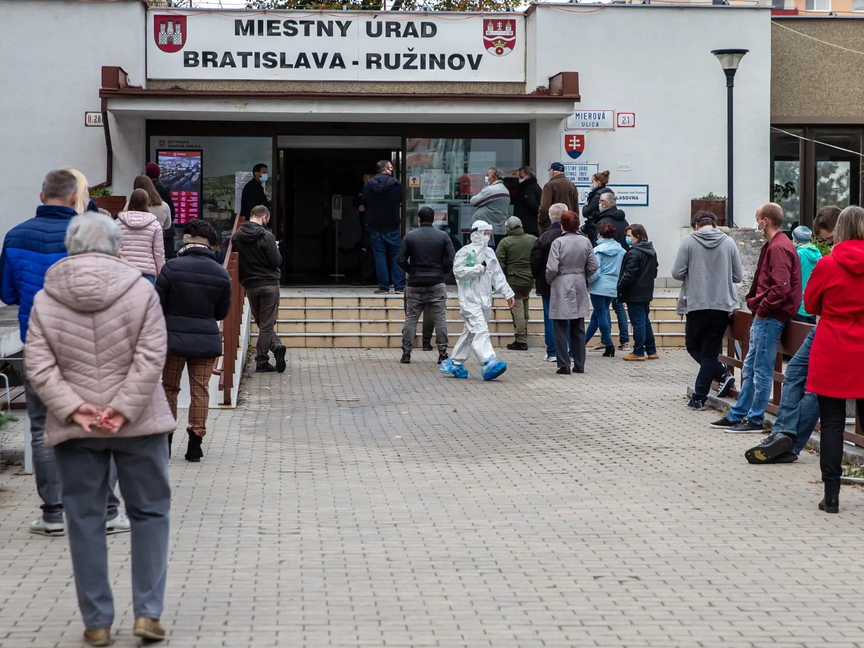 Na snímke je situácia pri testovaní na ochorenie Covid-19 v budove Ružinovského miestneho úradu. 
