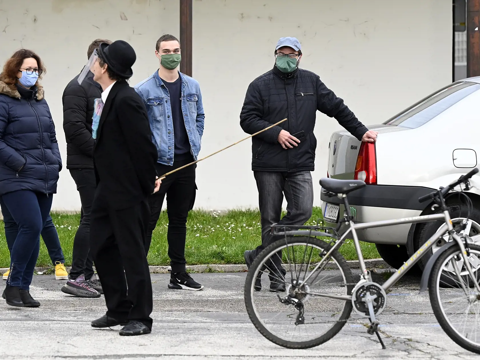Na Slovensku sa začalo celoplošné testovanie na ochorenie COVID-19. Testovať sa bude od soboty 31. októbra do nedele 1. novembra. Vytvorených má byť viac ako 5000 odberných miest a 4901 odberných tímov. Na snímke mím Vlado Kulíšek rozveseľuje ľudí, ktorí čakajú na testovanie 31. októbra 2020 v Trenčíne. FOTO TASR - Radovan Stoklasa