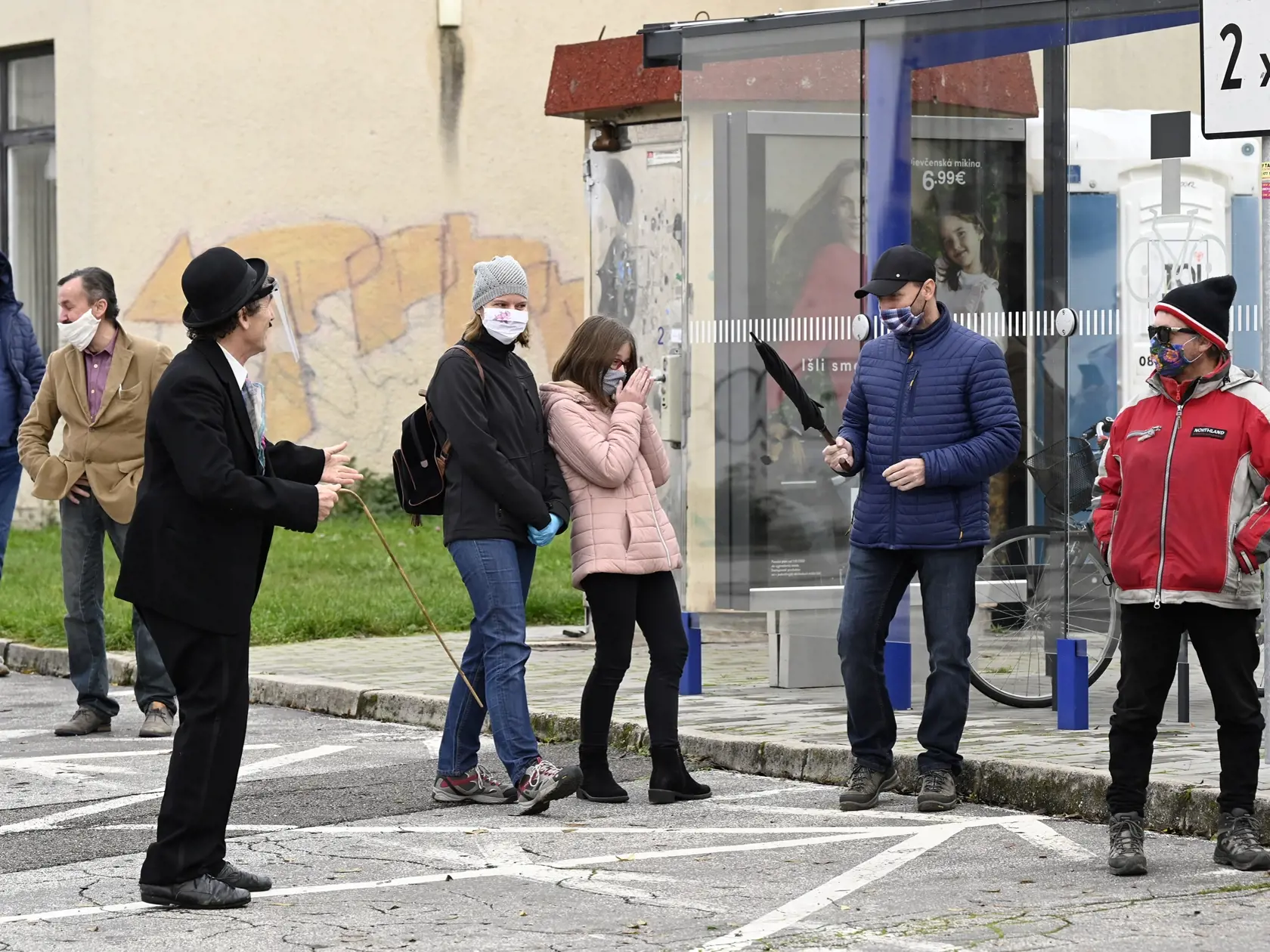 Na Slovensku sa začalo celoplošné testovanie na ochorenie COVID-19. Testovať sa bude od soboty 31. októbra do nedele 1. novembra. Vytvorených má byť viac ako 5000 odberných miest a 4901 odberných tímov. Na snímke mím Vlado Kulíšek rozveseľuje ľudí, ktorí čakajú na testovanie 31. októbra 2020 v Trenčíne. FOTO TASR - Radovan Stoklasa