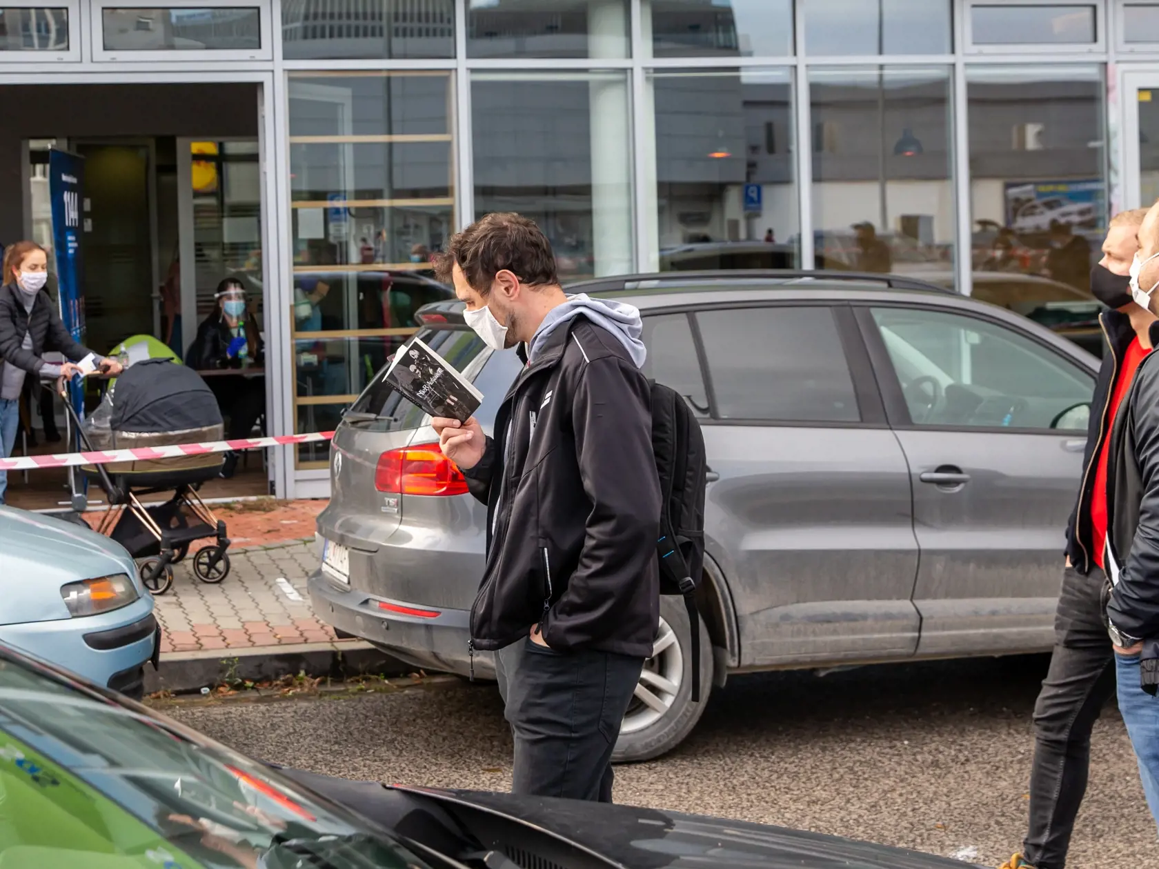 Na snímke je situácia pri testovaní na ochorenie Covid-19 v budove SAS. 