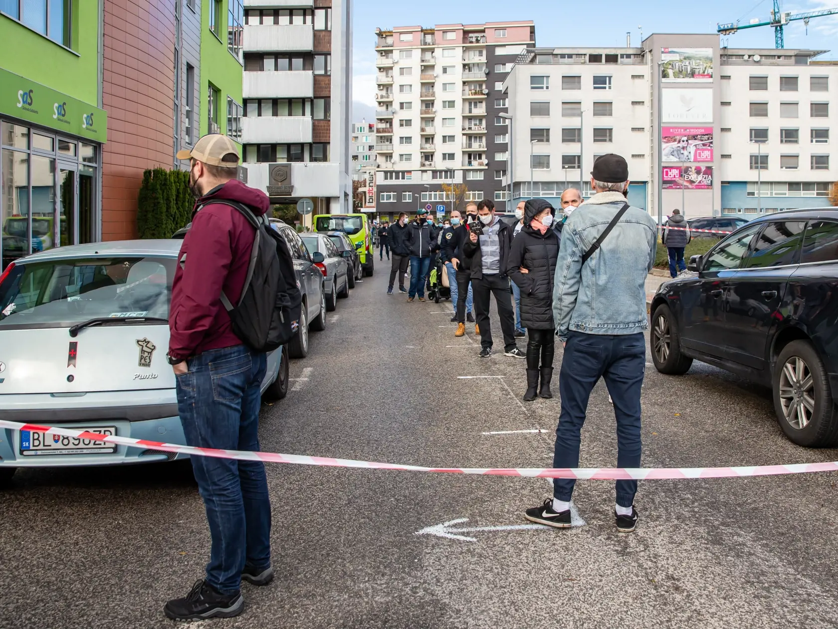Na snímke je situácia pri testovaní na ochorenie Covid-19 v budove SAS. 