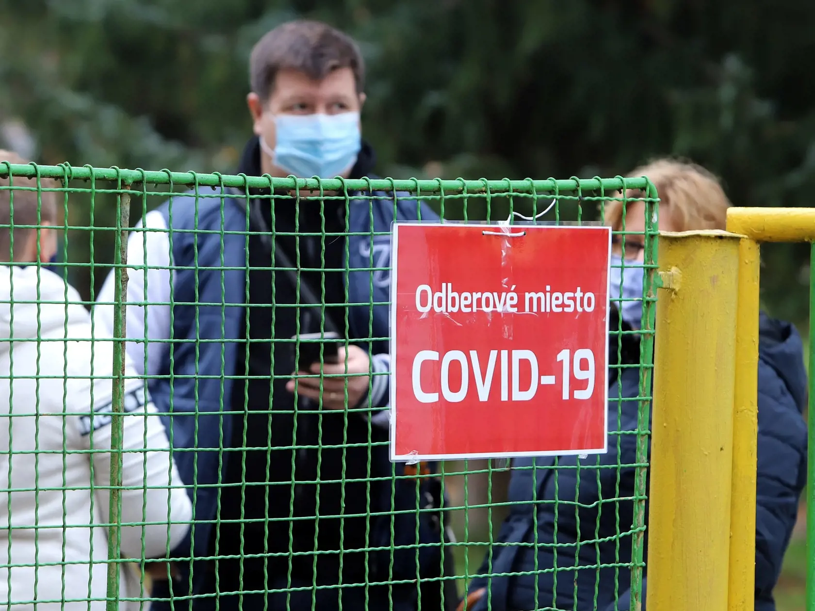 Na Slovensku sa začalo celoplošné testovanie na ochorenie COVID-19. Testovať sa bude od soboty 31. októbra do nedele 1. novembra. Vytvorených má byť viac ako 5000 odberných miest a 4901 odberných tímov. Na snímke ľudia čakajúci pred odberným miestom v Základnej škole na Okrožnej ulici v Banskej Bystrici 31. októbra 2020. FOTO TASR - Ján Krošlák  