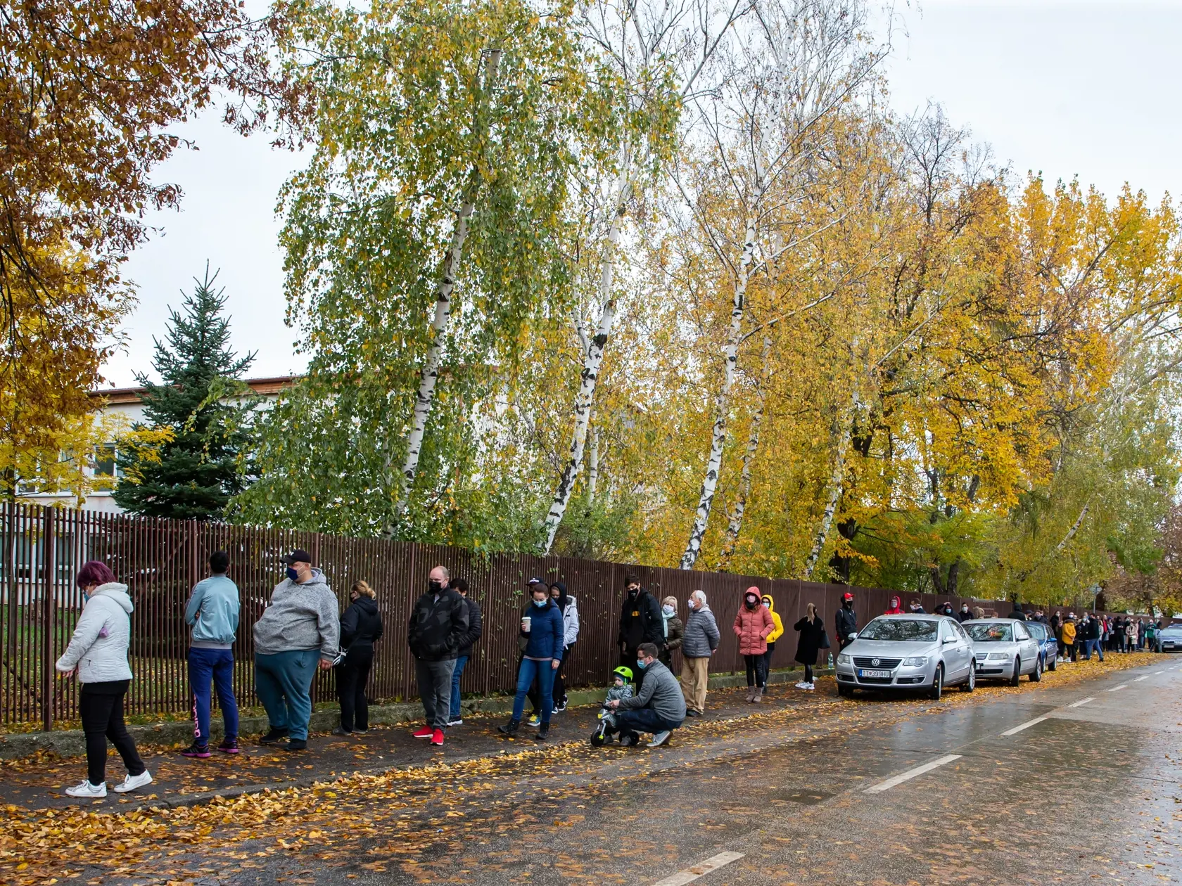 Na snímke je situácia pri testovaní na ochorenie Covid-19. 