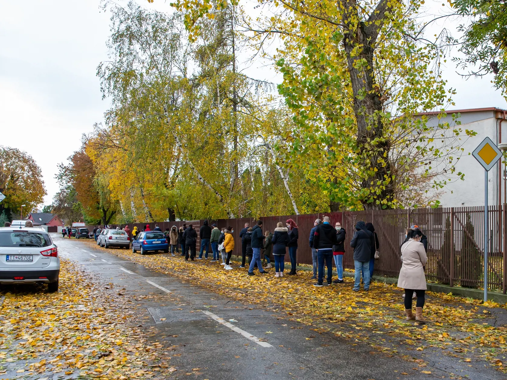 Na snímke je situácia pri testovaní na ochorenie Covid-19. 
