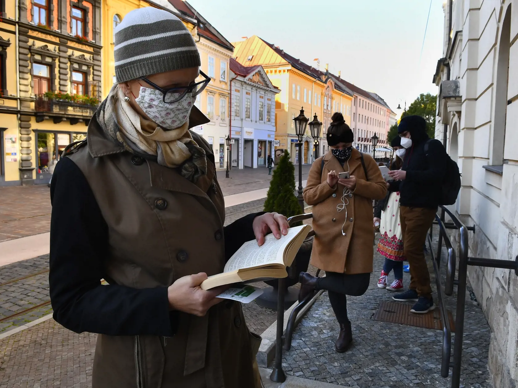 Na Slovensku sa začalo celoplošné testovanie na ochorenie COVID-19. Testovať sa bude od soboty 31. októbra do nedele 1. novembra. Vytvorených má byť viac ako 5000 odberných miest a 4901 odberných tímov. Na snímke ľudia čakajú na odber pred Štátnym divadlom v Košiciach 31. októbra 2020.  FOTO TASR – Milan Kapusta
