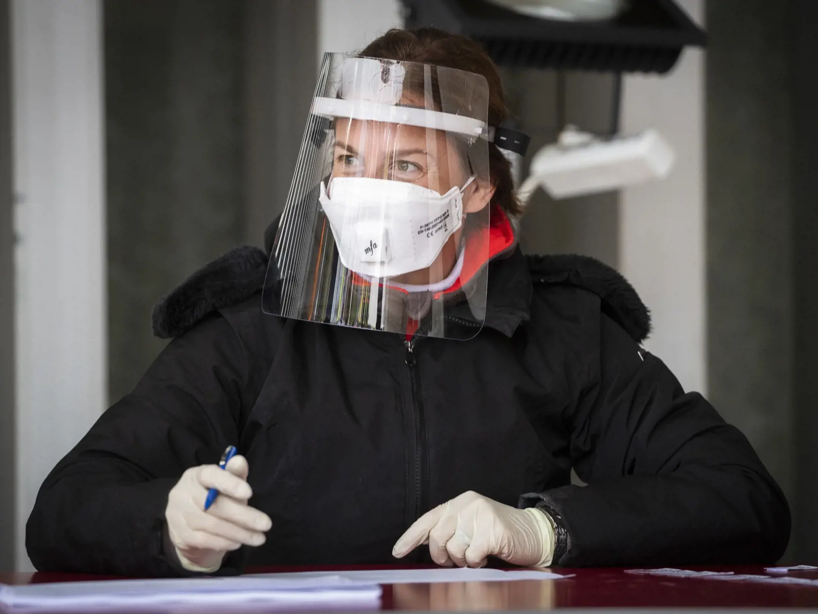 Na Slovensku sa začalo celoplošné testovanie na ochorenie COVID-19. Testovať sa bude od soboty 31. októbra do nedele 1. novembra. Vytvorených má byť viac ako 5000 odberných miest a 4901 odberných tímov. Na snímke ministerka kultúry SR Natália Milanová (OĽaNO) pomáha v odbernom mieste v areáli RTVS v Mlynskej doline v Bratislave, 31. októbra 2020. FOTO TASR - Jaroslav Novák