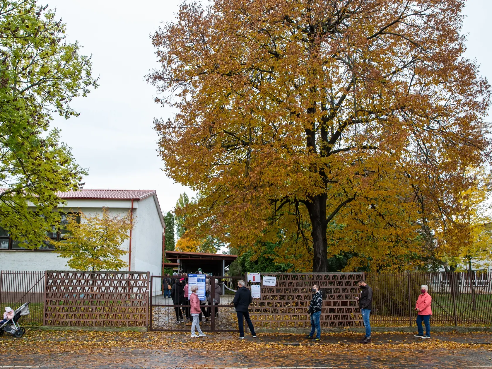 Na snímke je situácia pri testovaní na ochorenie Covid-19. 