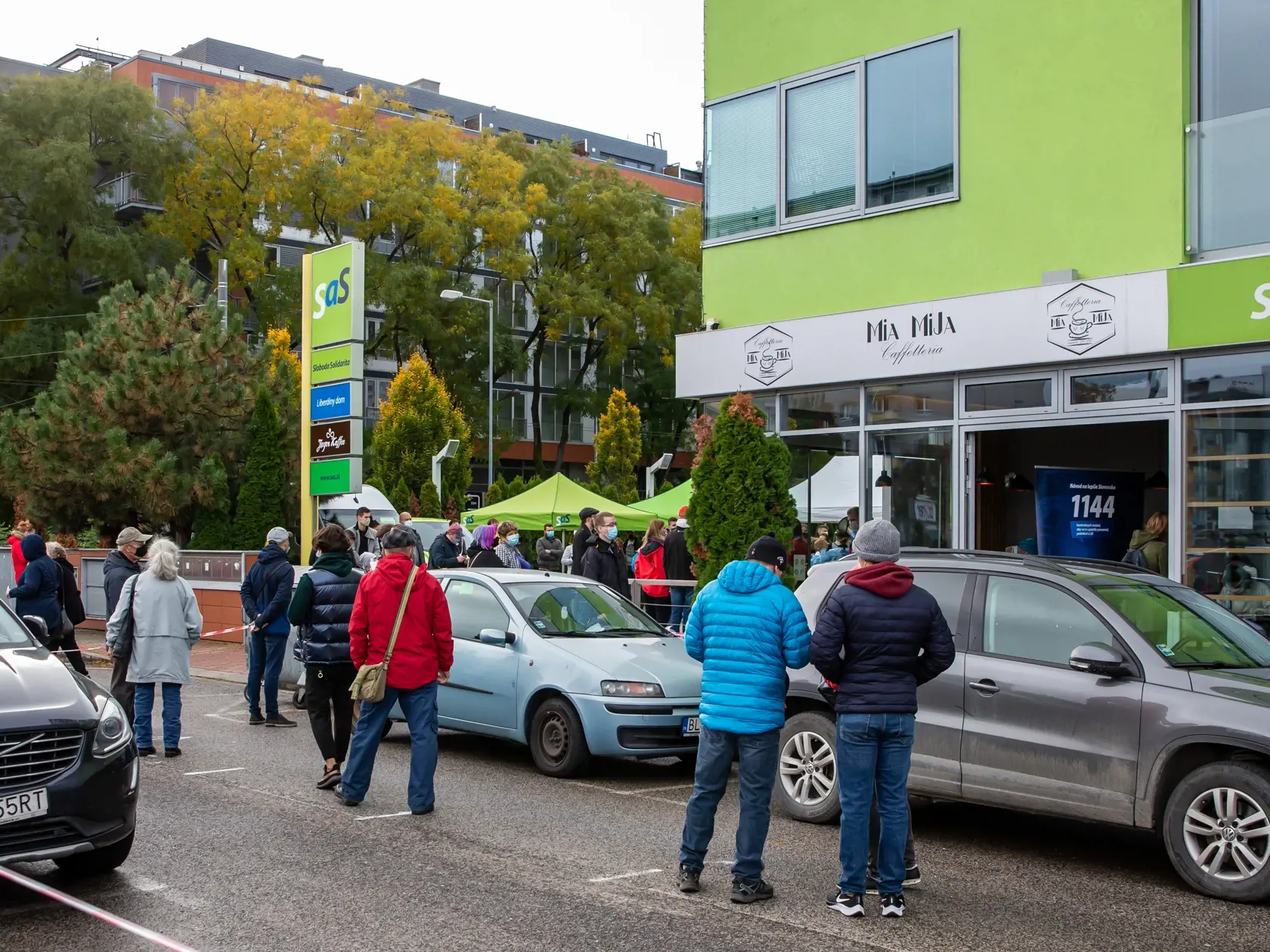 Na snímke je situácia pri testovaní na ochorenie Covid-19 v budove SAS. 