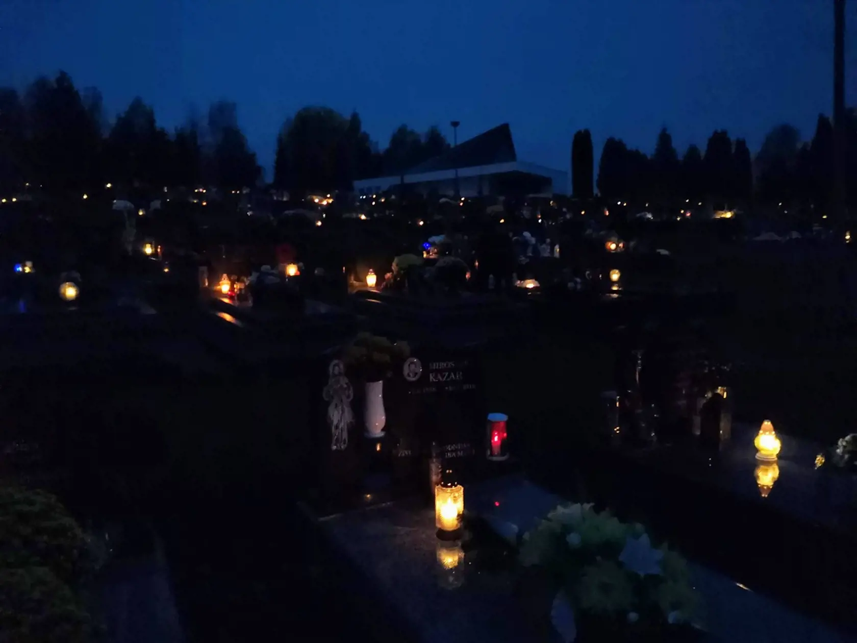 Sviatočne rozsvietený cintorín v Starej Ľubovni.