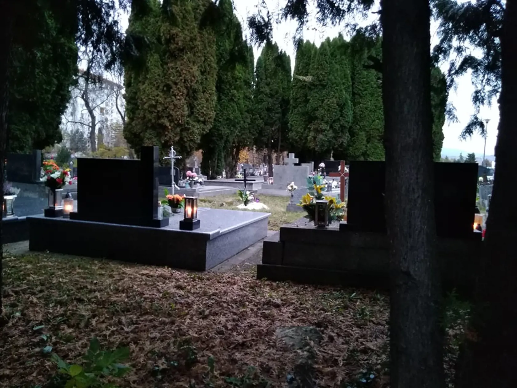 Hroby v Starej Ľubovni neostali bez slávnostnej výzdoby.