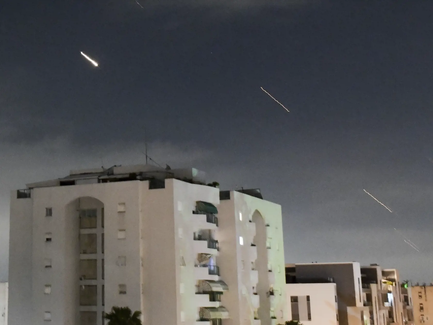 Izraelský systém protivzdušnej obrany Iron Dome odpaľuje rakety vystrelené z Iránu v Izraeli 14. apríla 2024. Irán v noci na nedeľu zaútočil na Izrael viac než 300 bezpilotnými lietadlami a raketami. Izraelu a spojencom podarilo zostreliť až 99 percent z nich a útok sa dá považovať za "zmarený", informuje TASR podľa správy agentúry AFP, ktorá sa odvoláva na izraelskú armádu. Iránsky útok trval približne päť hodín. Spustený bol v sobotu večer.
