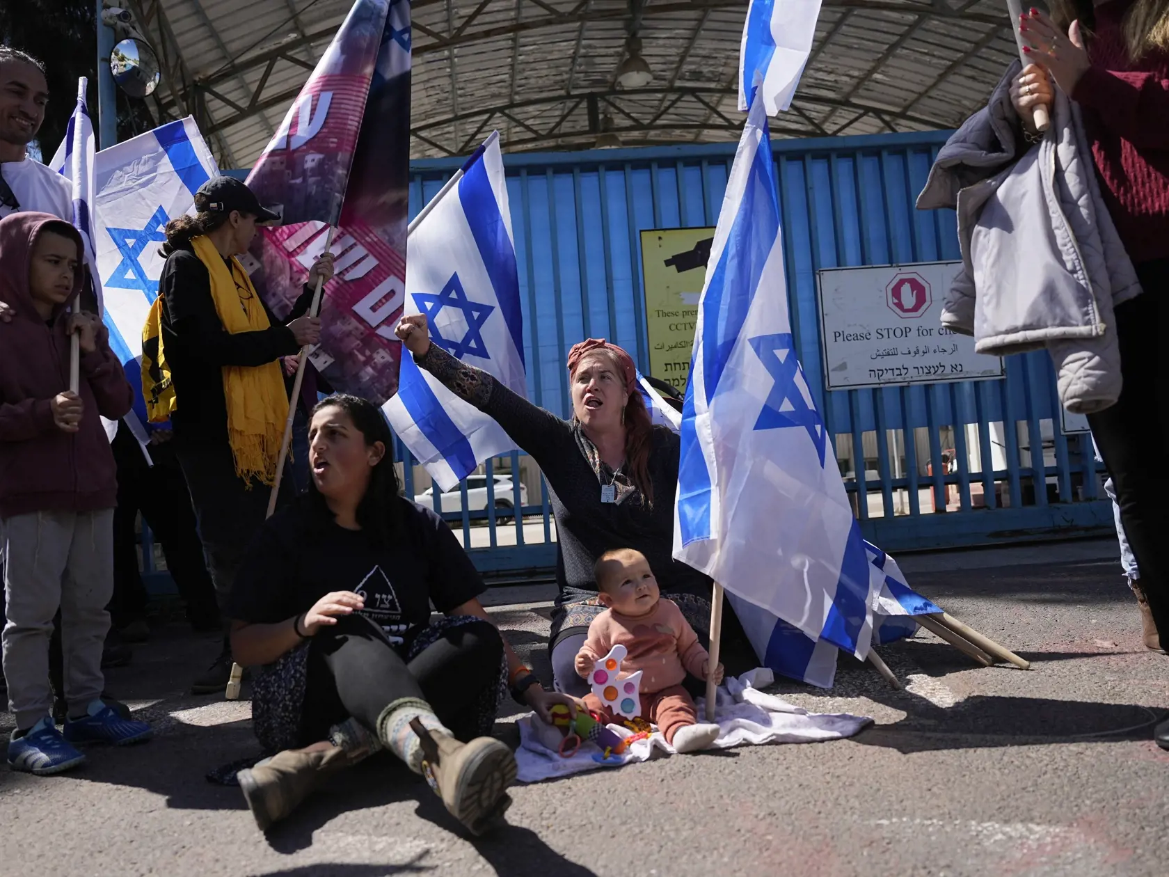 Izraelčania blokujú vstup do Pásma Gazy pre Agentúru OSN pre palestínskych utečencov (UNRWA), ktorá poskytuje humanitárnu pomoc v pásme Gazy počas protestu v Jeruzaleme v stredu 20. marca 2024. Spojené štáty v utorok vyhlásili, že Izrael by mal pustiť šéfa Agentúry OSN pre palestínskych utečencov (UNRWA) Philippeho Lazzariniho do Pásma Gazy, ktorého tam v pondelok izraelské úrady odmietli vpustiť.