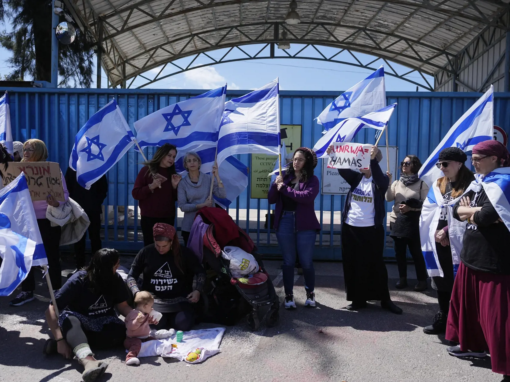 Izraelčania blokujú vstup do Pásma Gazy pre Agentúru OSN pre palestínskych utečencov (UNRWA), ktorá poskytuje humanitárnu pomoc v pásme Gazy počas protestu v Jeruzaleme v stredu 20. marca 2024. Spojené štáty v utorok vyhlásili, že Izrael by mal pustiť šéfa Agentúry OSN pre palestínskych utečencov (UNRWA) Philippeho Lazzariniho do Pásma Gazy, ktorého tam v pondelok izraelské úrady odmietli vpustiť.
