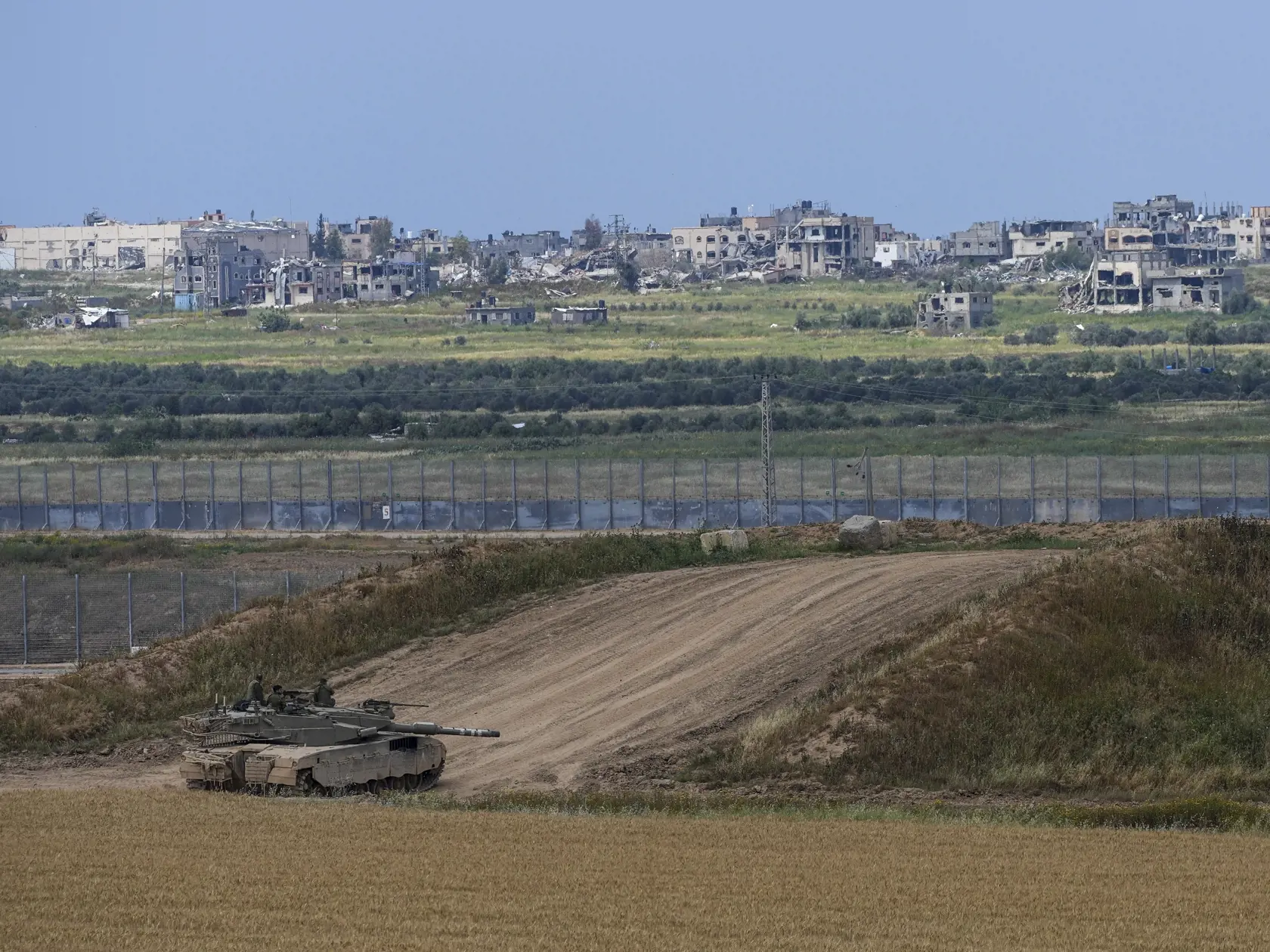 Izraelskí vojaci oddychujú na svojom tanku na hranici Izraela s pásmom Gazy, na juhu Izraela 8. apríla 2024. Izraelská armáda bojuje s palestínskymi militantmi hnutia Hamas v pásme Gazy po útokoch Hamasu na Izrael 7. októbra.