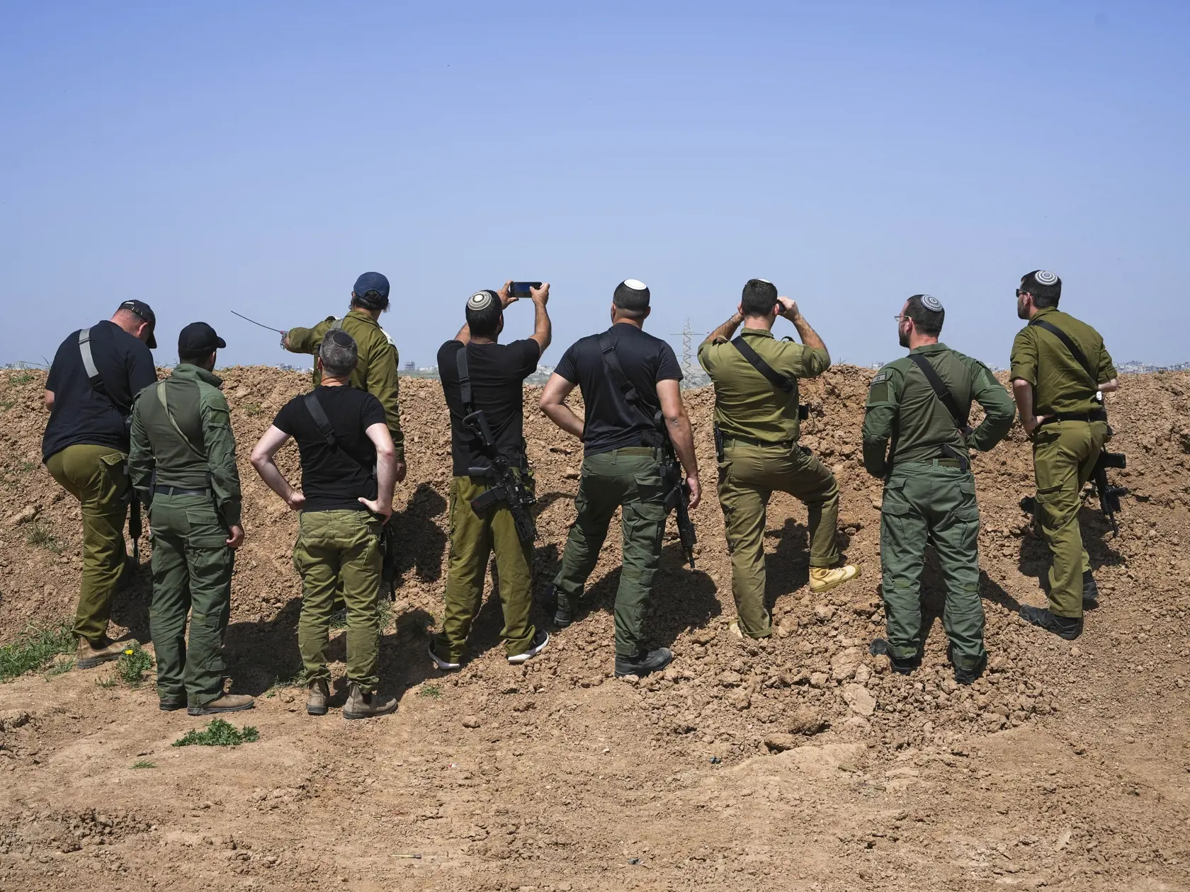 Izraelskí vojaci sa zo svojej pozície pozerajú na Pásmo Gazy na hranici Izraela s pásmom Gazy, na juhu Izraela 3. apríla 2024. Izraelská armáda bojuje s palestínskymi militantmi hnutia Hamas v pásme Gazy po útokoch Hamasu na Izrael 7. októbra.