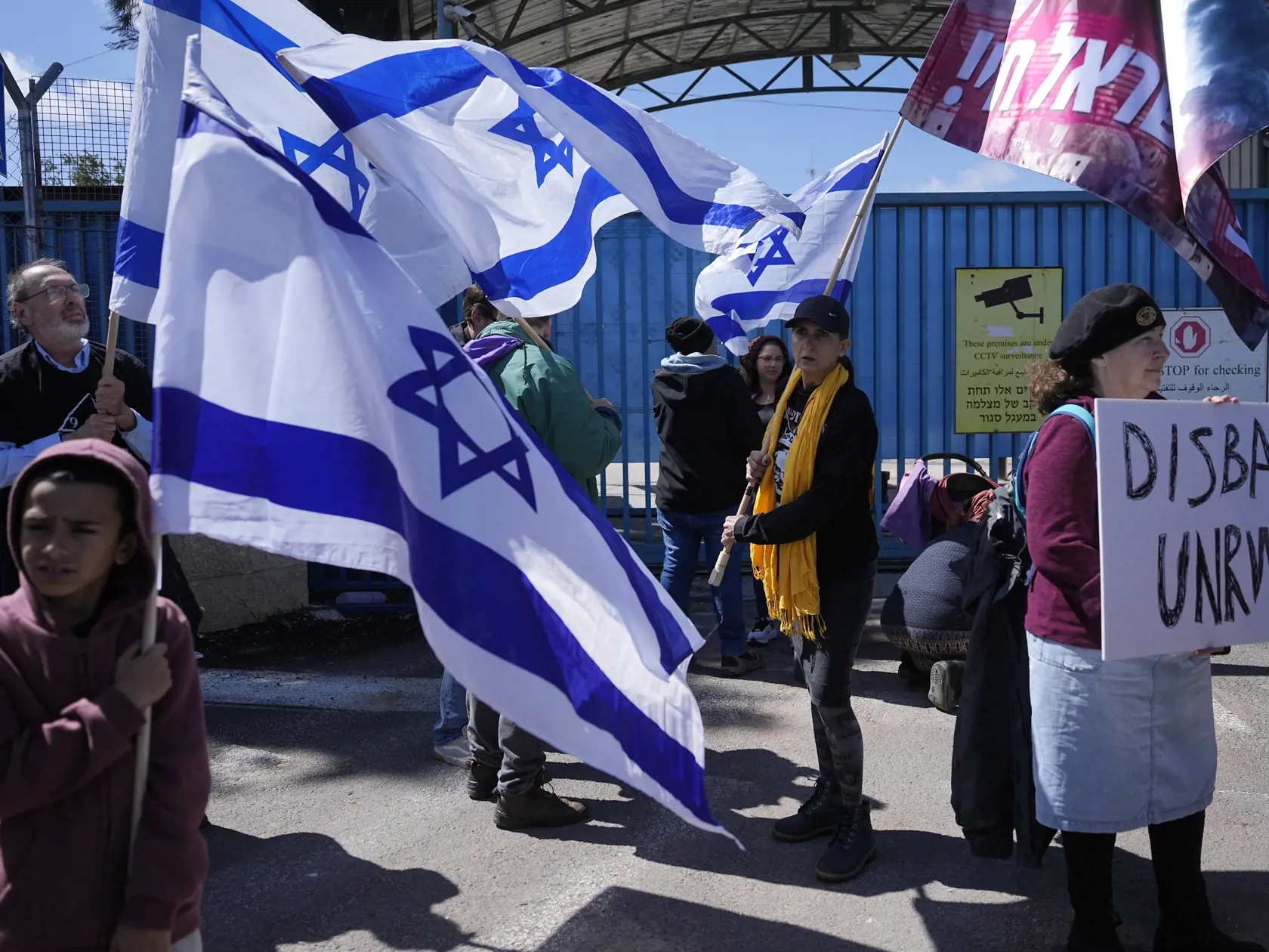 Izraelčania blokujú vstup do Pásma Gazy pre Agentúru OSN pre palestínskych utečencov (UNRWA), ktorá poskytuje humanitárnu pomoc v pásme Gazy počas protestu v Jeruzaleme v stredu 20. marca 2024. Spojené štáty v utorok vyhlásili, že Izrael by mal pustiť šéfa Agentúry OSN pre palestínskych utečencov (UNRWA) Philippeho Lazzariniho do Pásma Gazy, ktorého tam v pondelok izraelské úrady odmietli vpustiť.