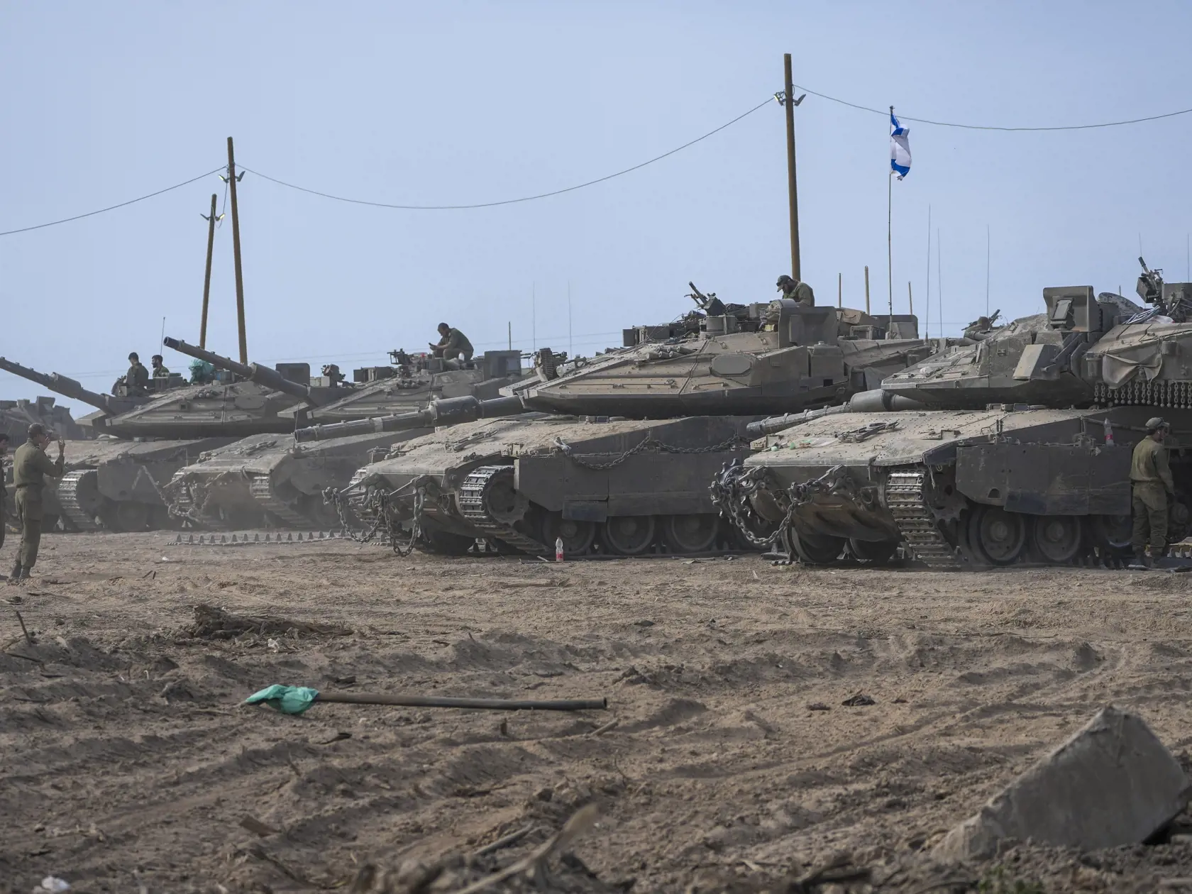 Izraelskí vojaci pracujú na svojich tankoch v oblasti neďaleko hranice Izraela s pásmom Gazy, na juhu Izraela 8. apríla 2024. Izraelská armáda bojuje s palestínskymi militantmi hnutia Hamas v pásme Gazy po útokoch Hamasu na Izrael 7. októbra.
