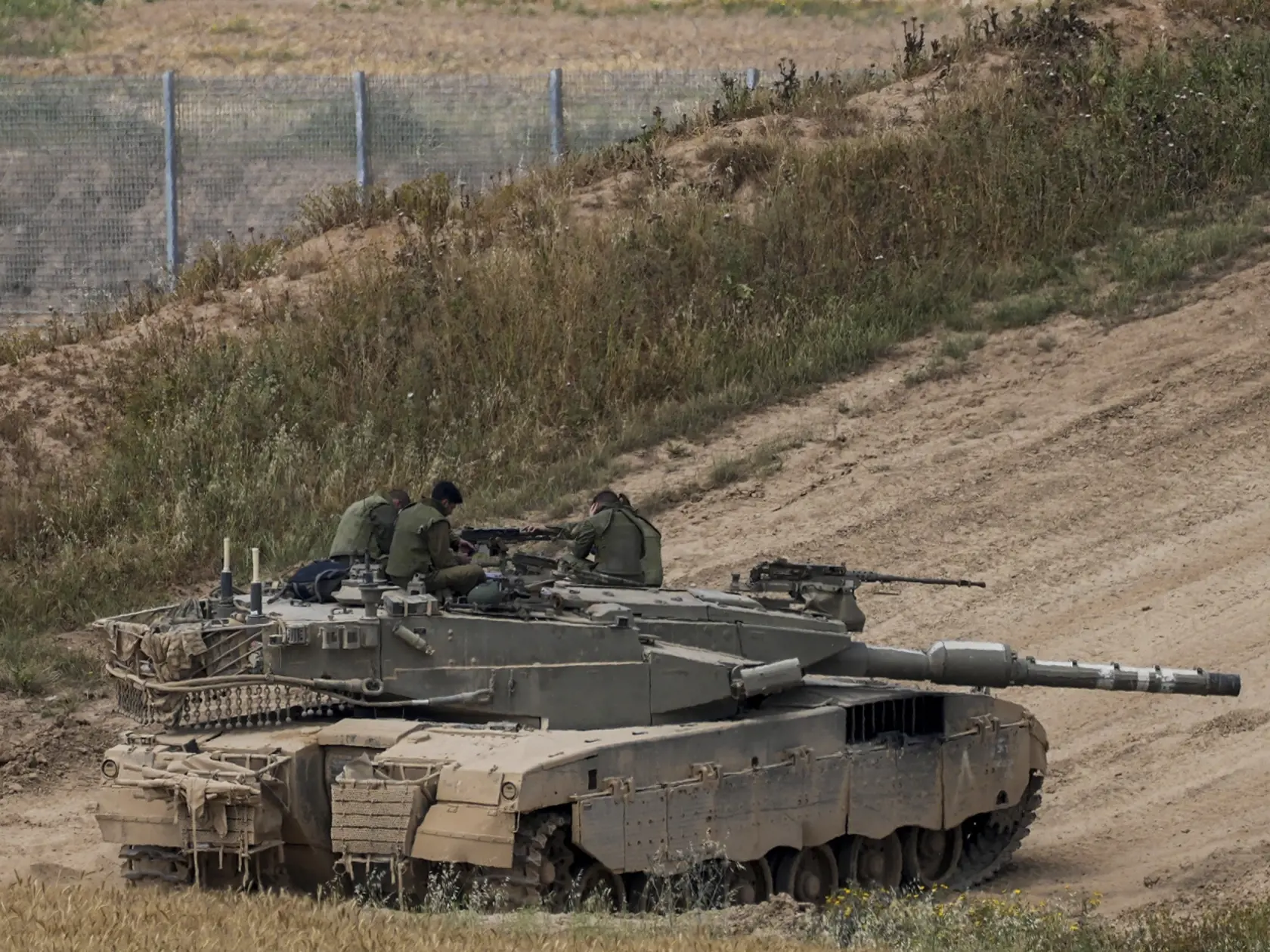 Izraelskí vojaci oddychujú na svojom tanku na hranici Izraela s pásmom Gazy, na juhu Izraela 8. apríla 2024. Izraelská armáda bojuje s palestínskymi militantmi hnutia Hamas v pásme Gazy po útokoch Hamasu na Izrael 7. októbra.