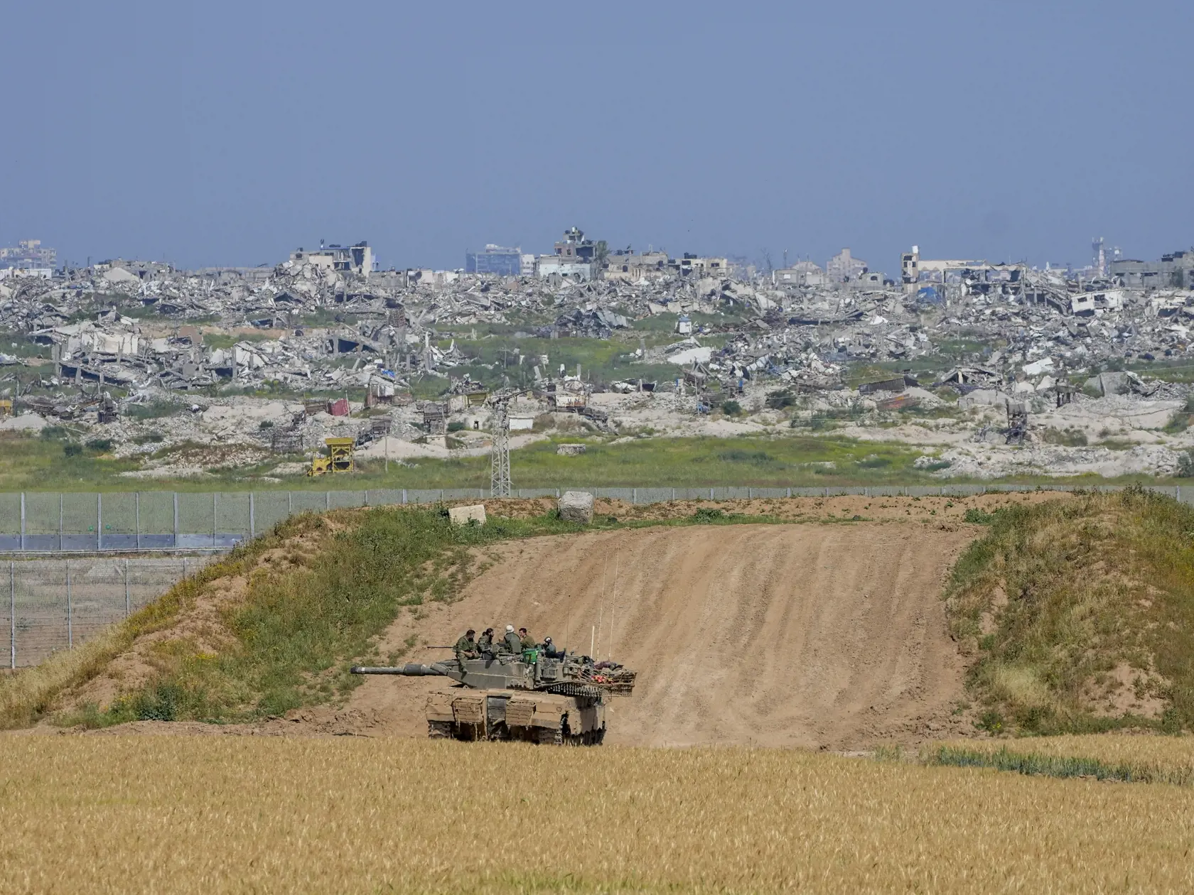 Izraelskí vojaci oddychujú na svojom tanku na hranici Izraela s pásmom Gazy, na juhu Izraela 3. apríla 2024. Izraelská armáda bojuje s palestínskymi militantmi hnutia Hamas v pásme Gazy po útokoch Hamasu na Izrael 7. októbra.