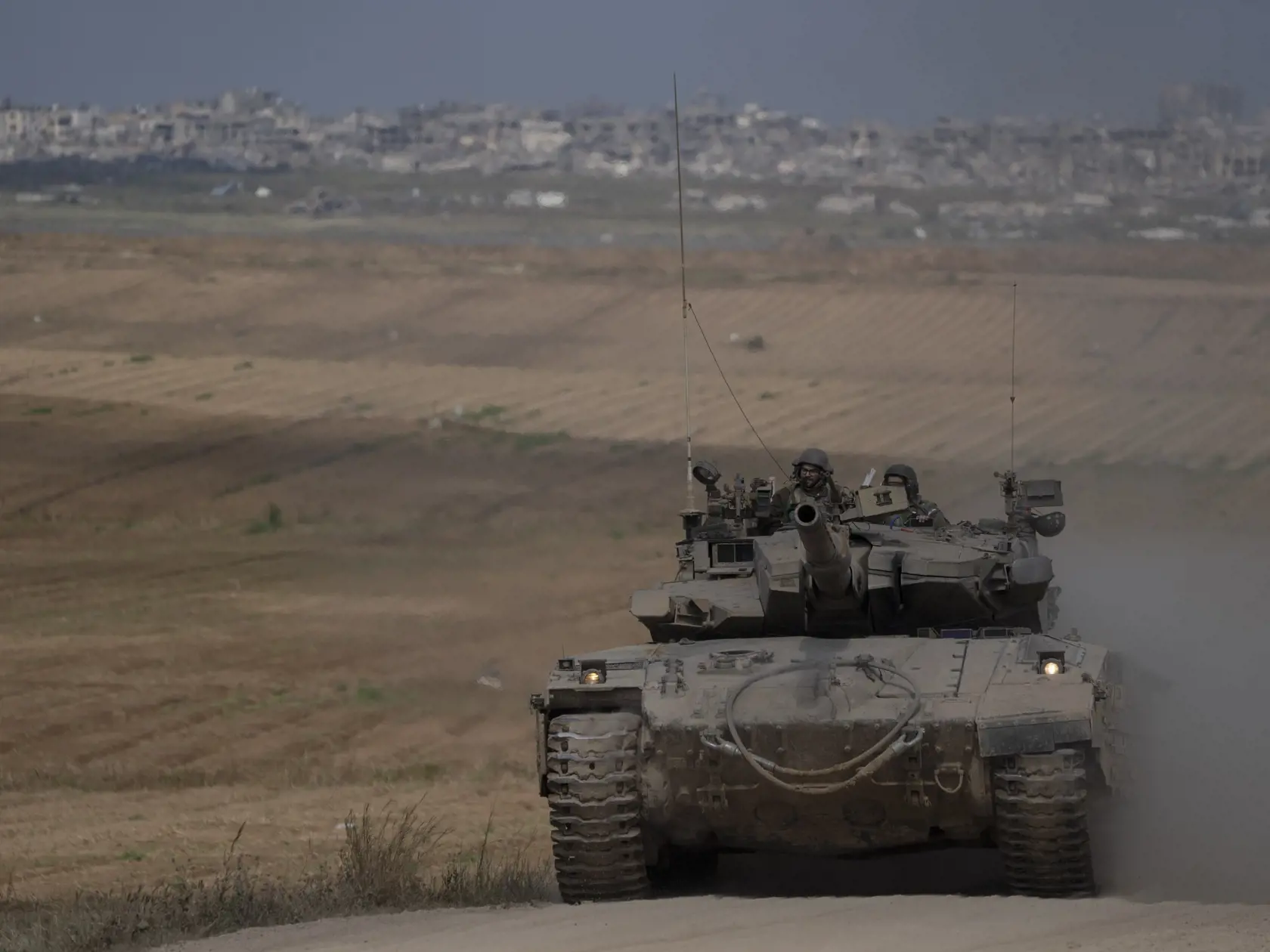 Izraelskí vojaci sa presúvajú na tanku neďaleko hranice Izraela s pásmom Gazy, čo je viditeľné z juhu Izraela 9. apríla 2024. Izraelská armáda bojuje s palestínskymi militantmi hnutia Hamas v pásme Gazy po útokoch Hamasu na Izrael 7. októbra.