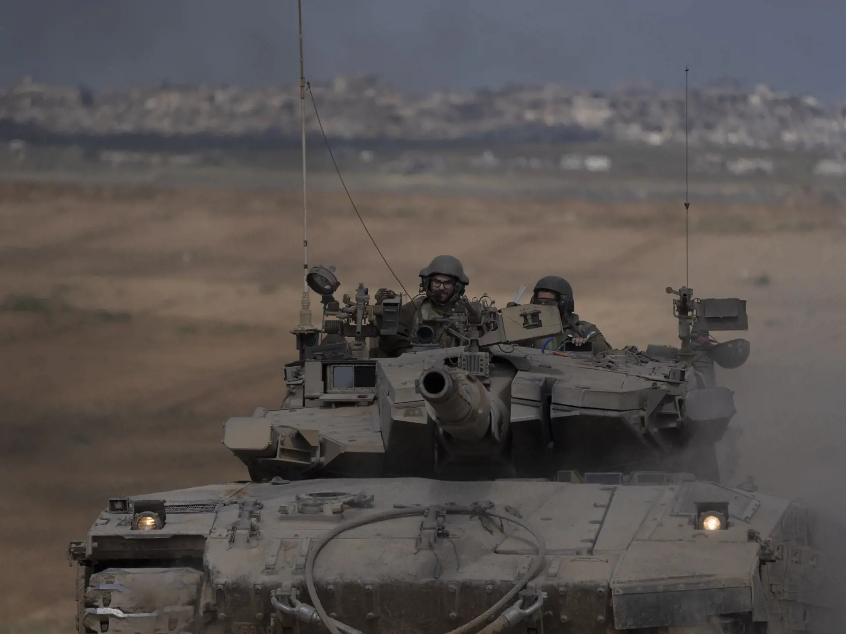 Izraelskí vojaci sa presúvajú na tanku neďaleko hranice Izraela s pásmom Gazy, čo je viditeľné z juhu Izraela 9. apríla 2024. Izraelská armáda bojuje s palestínskymi militantmi hnutia Hamas v pásme Gazy po útokoch Hamasu na Izrael 7. októbra.