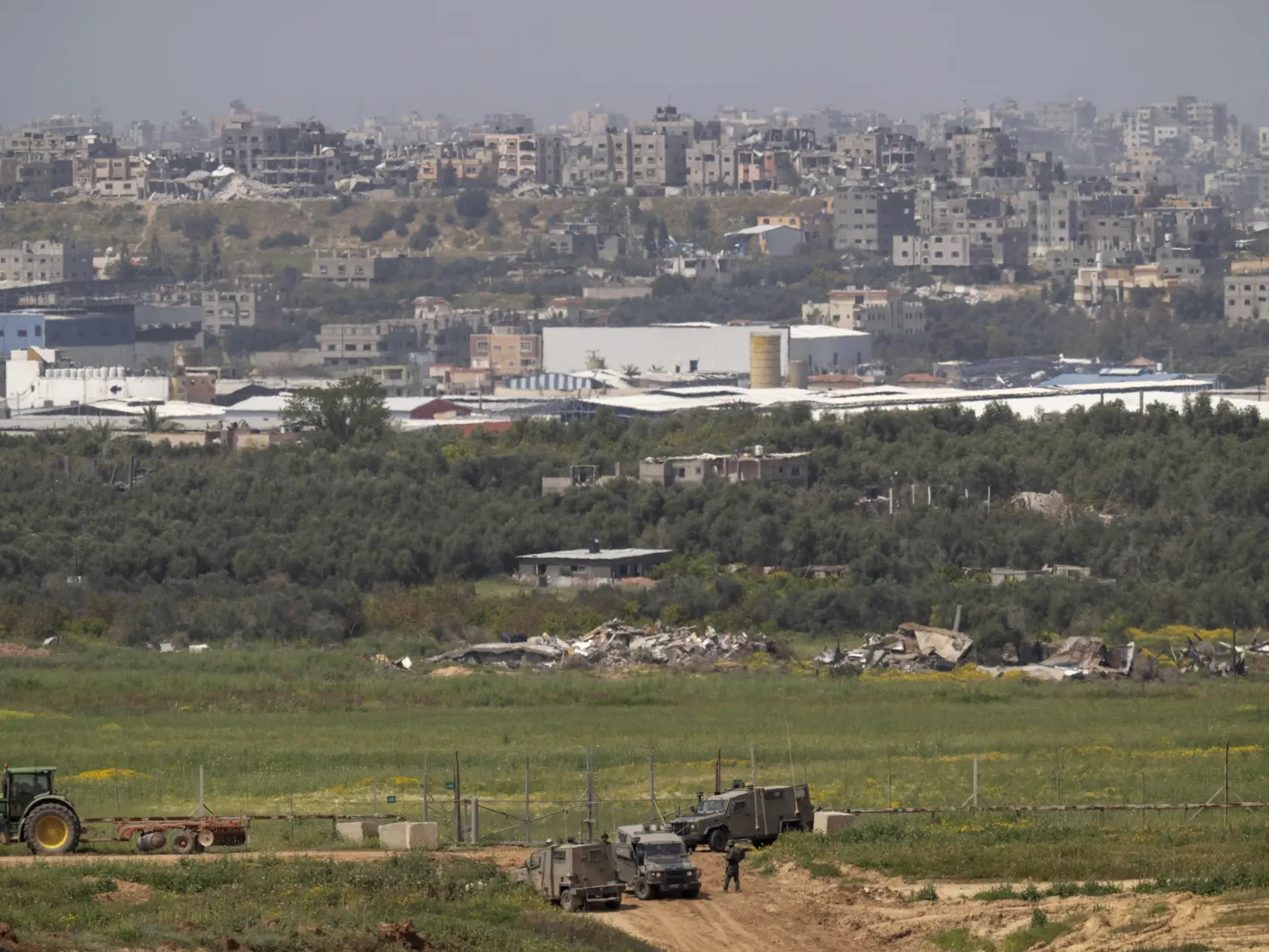 Izraelské jednotky vidieť neďaleko hranice pásma Gazy s Izraelom, na juhu Izraela v stredu 27. marca 2024. Izraelská armáda bojuje s palestínskymi militantmi hnutia Hamas v pásme Gazy po útokoch Hamasu na Izrael 8. októbra.