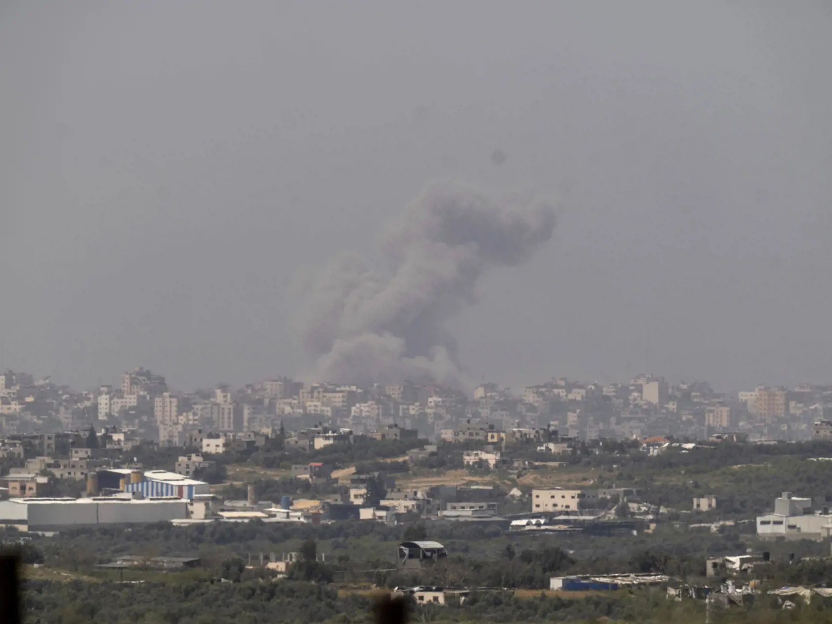 Dym stúpa pri explózii po izraelskom bombardovaní pásma Gazy, čo je viditeľné z juhu Izraela v stredu 27. marca 2024. Izraelská armáda bojuje s palestínskymi militantmi hnutia Hamas v pásme Gazy po útokoch Hamasu na Izrael 8. októbra.