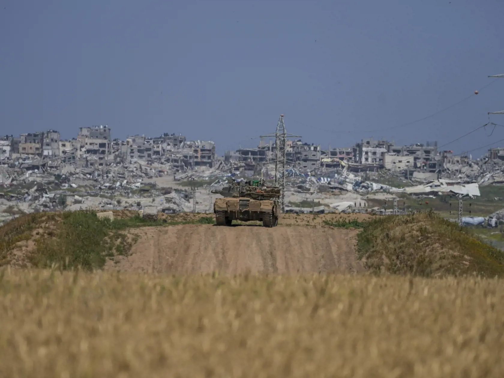 Izraelský tank zameriava svoju pozíciu na hranici Izraela s pásmom Gazy, na juhu Izraela 3. apríla 2024. Izraelská armáda bojuje s palestínskymi militantmi hnutia Hamas v pásme Gazy po útokoch Hamasu na Izrael 7. októbra.