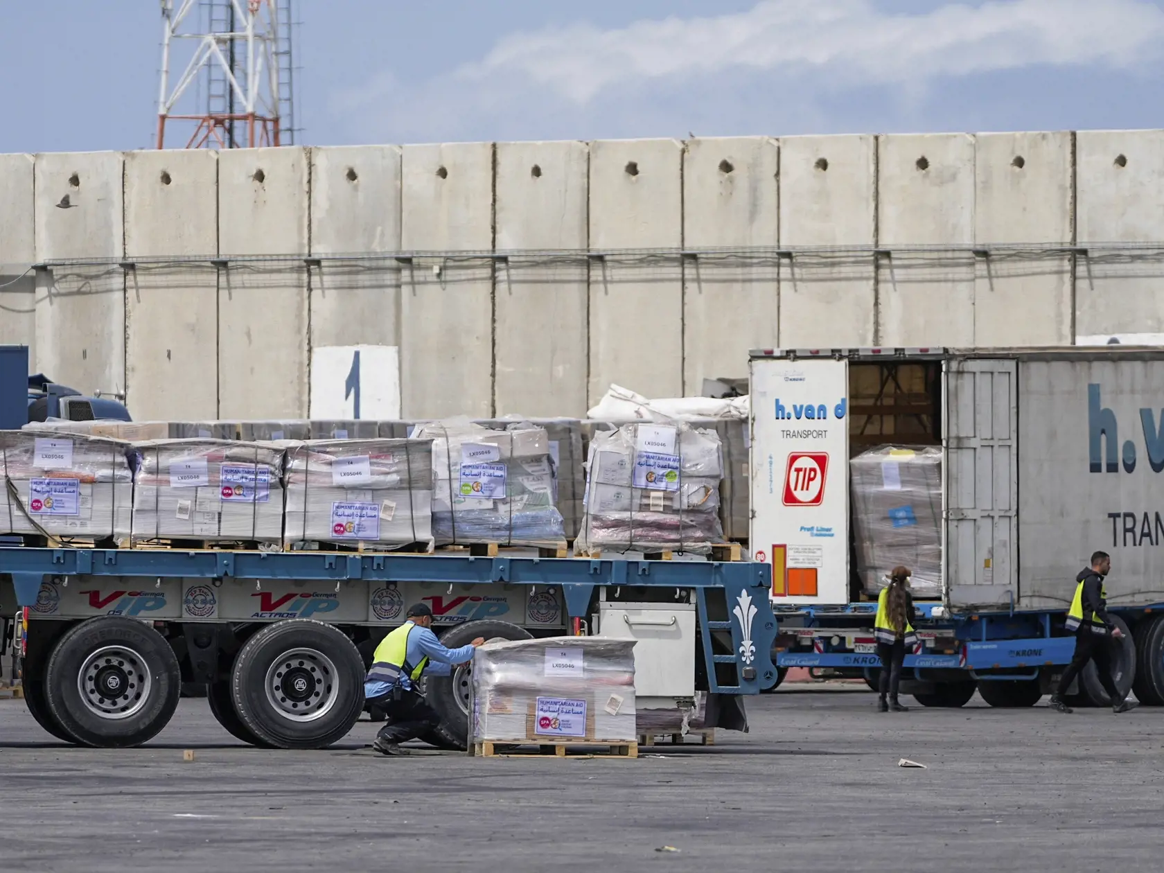 Na archívnej snímke zo 14. marca 2024 nákladné autá s humanitárnou  pomocou pre Pásmo Gazy prechádzajú cez kontrolu na hraničnom priechode Kerem Šalom na juhu Izraela. Izrael počas vojny s palestínskym hnutím Hamas úmyselne blokuje humanitárnu pomoc smerujúcu do Pásma Gazy, čím porušuje medzinárodné humanitárne právo. V piatok to uviedla medzinárodná charitatívna organizácia Oxfam.