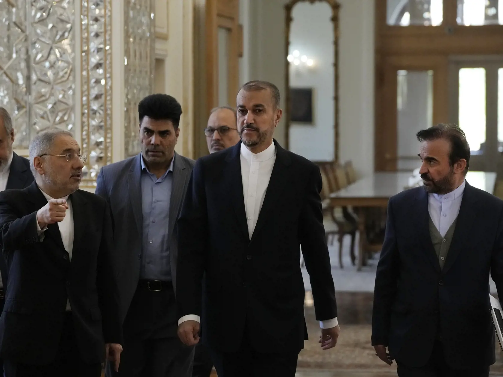 Iránsky minister zahraničných vecí Hosejn Amír Abdollahján (uprostred) prichádza na tlačovú konferenciu so zahraničnými veľvyslancami a vyslancami v Teheráne, v nedeľu 14. apríla 2024. Irán tvrdí, že svojich spojencov na Blízkom východe informoval o plánovanom útoku na Izrael tri dni vopred. Povedal to v nedeľu iránsky minister zahraničných vecí Hosejn Amír Abdollahján.